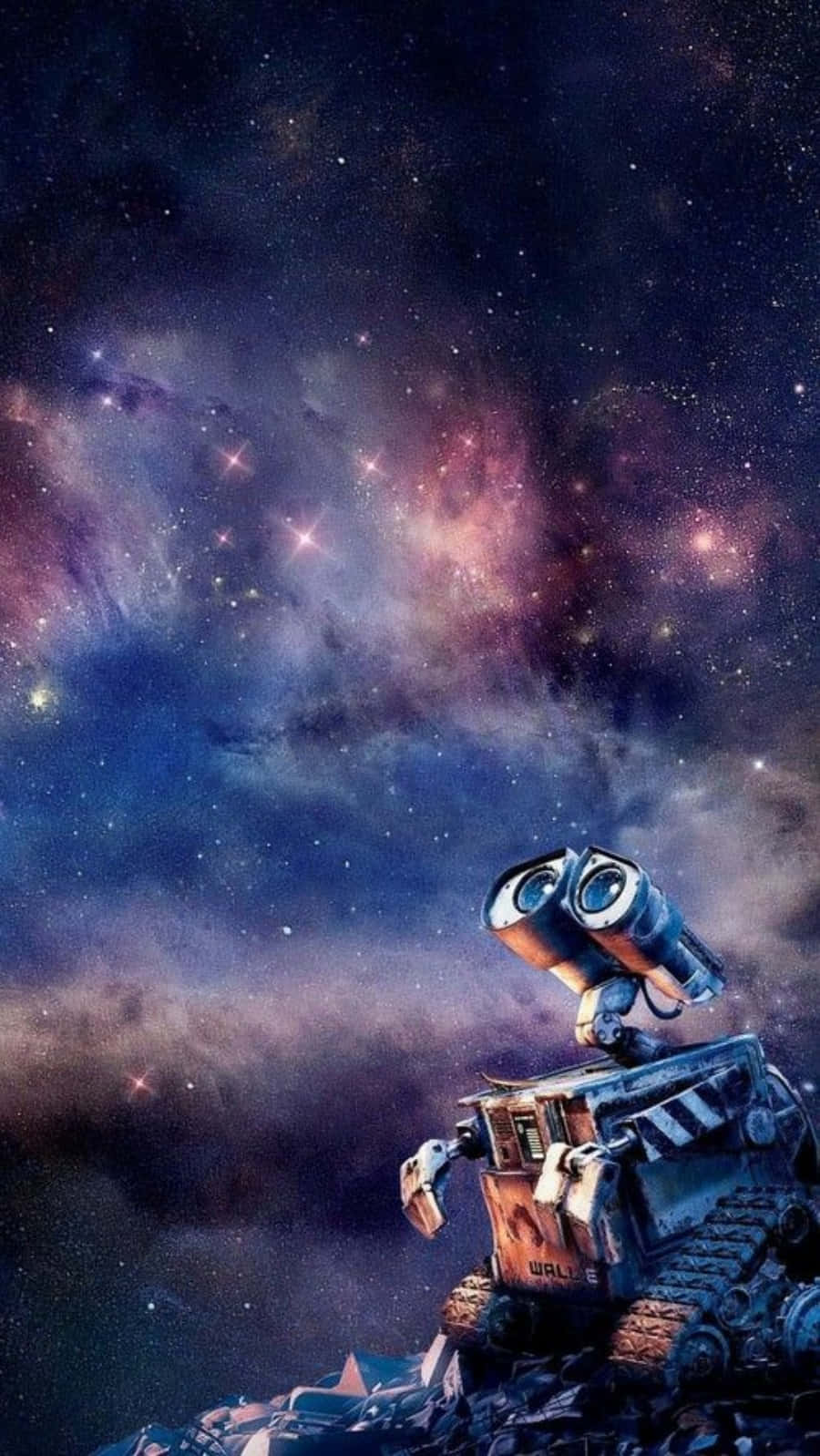 機器人 桌布 壁紙 — Wall-E站在一堆垃圾上，仰望充滿星星和旋轉紫藍色雲彩的鮮豔宇宙星雲。