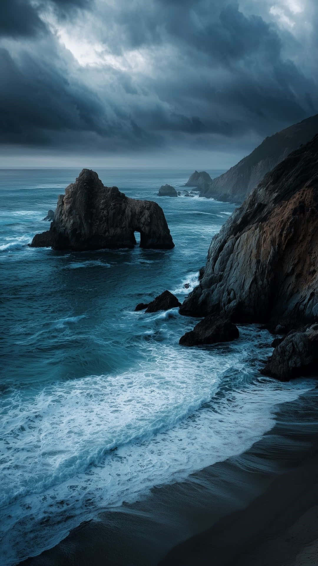  壁紙 — 暴風雨的海浪衝擊著黑暗的懸崖和孤獨的海蝕拱，天空烏雲密佈。