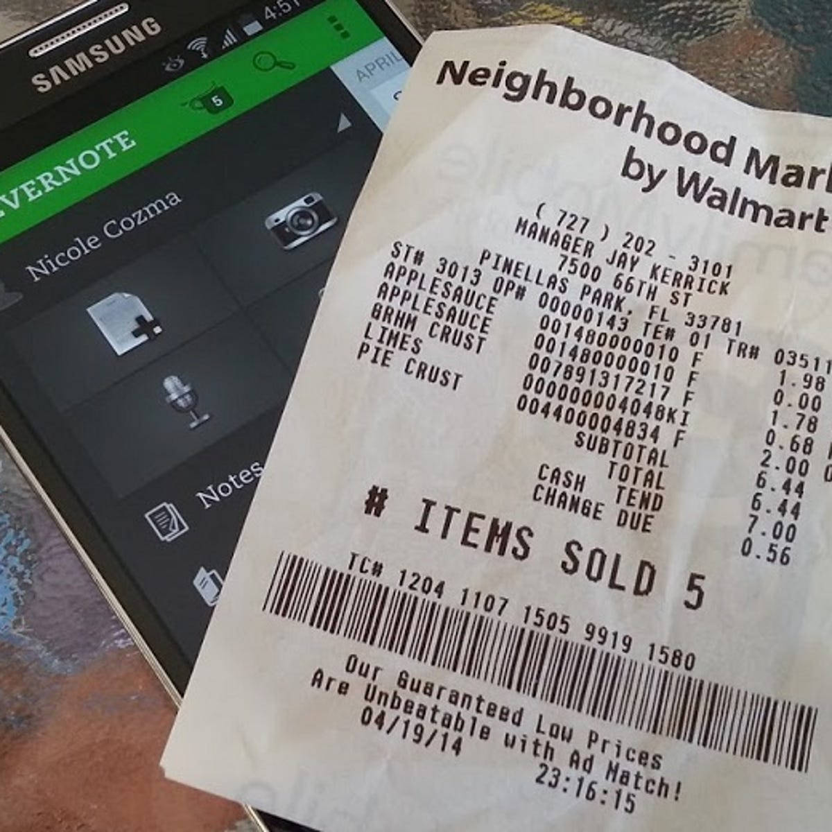 paper 桌布 壁紙 — Walmart收據（列出雜貨）的特寫，旁邊是顯示Evernote筆記的三星手機。