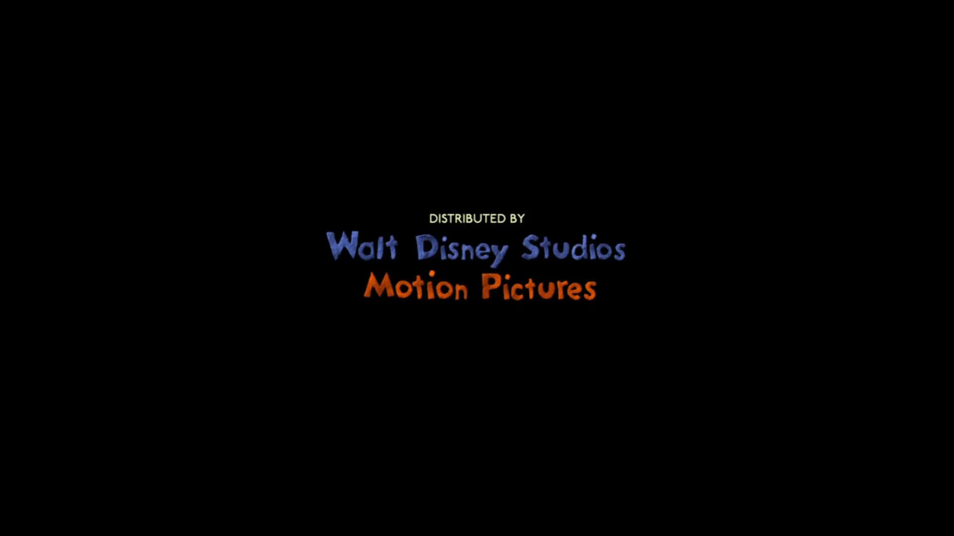 Walt Disney Studios Motion 桌布 壁紙 — Walt Disney Studios Motion Pictures 標誌，以藍色和橙色文字顯示在黑色背景上。