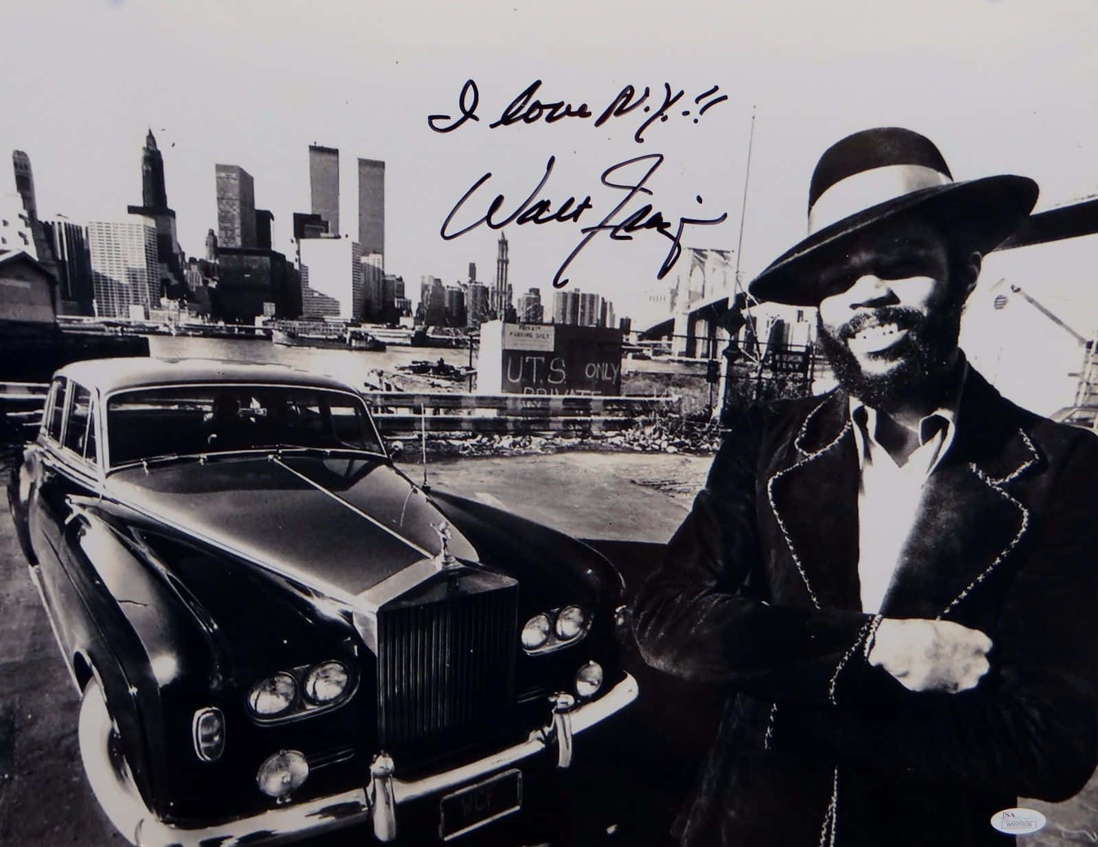籃球 桌布 壁紙 — Walt Frazier 自信地站在一輛經典勞斯萊斯旁，背景是紐約市天際線。