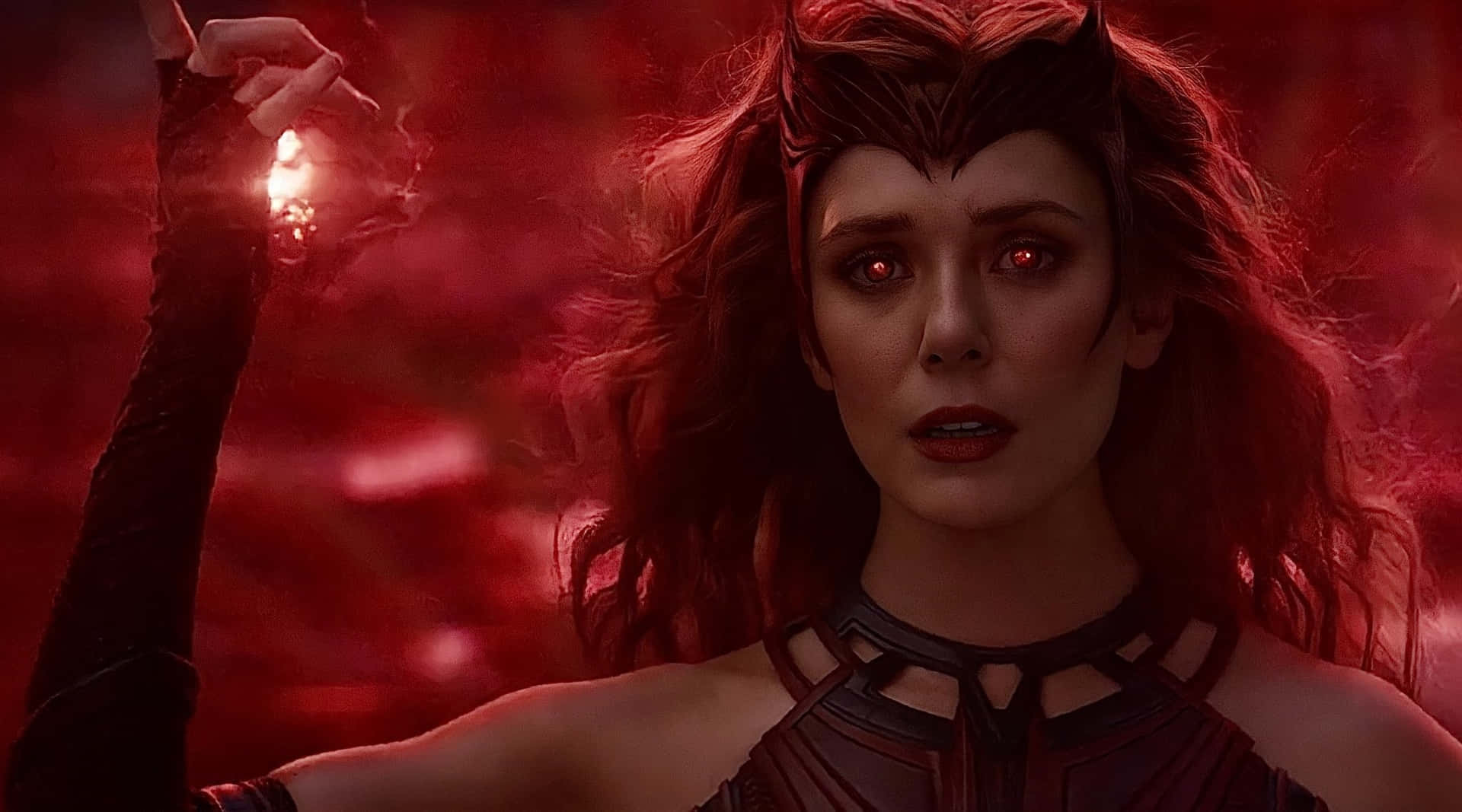  壁紙 — Wanda Maximoff 雙眼發出紅光，手持浮動的能量球，背景是煙霧瀰漫的深紅色。