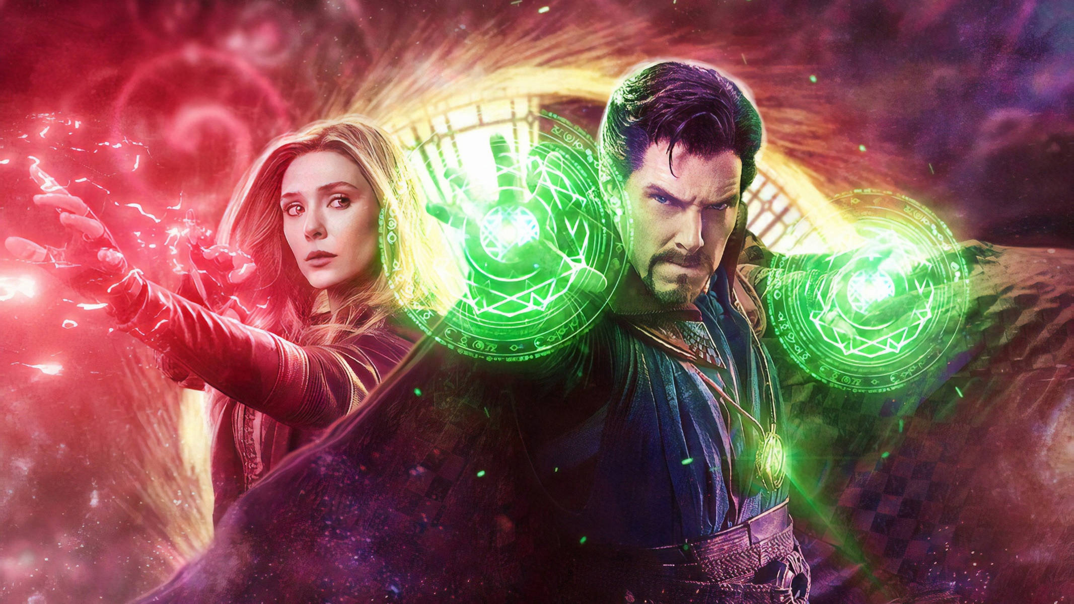 魔法動圖 桌布 壁紙 — Wanda Maximoff 和 Doctor Strange 在宇宙戰鬥場景中用發光的綠色和紅色魔法引導神秘能量。
