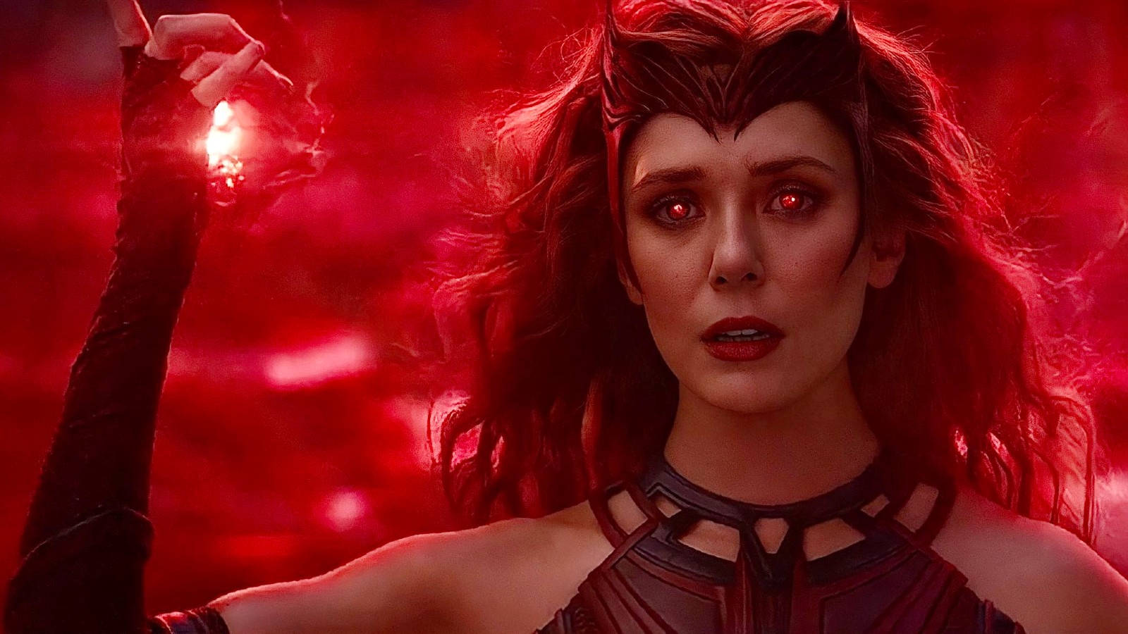 Wanda 桌布 壁紙 — Wanda Maximoff 在熾熱的深紅色背景下，用發光的眼睛和飄逸的頭髮引導紅色能量。