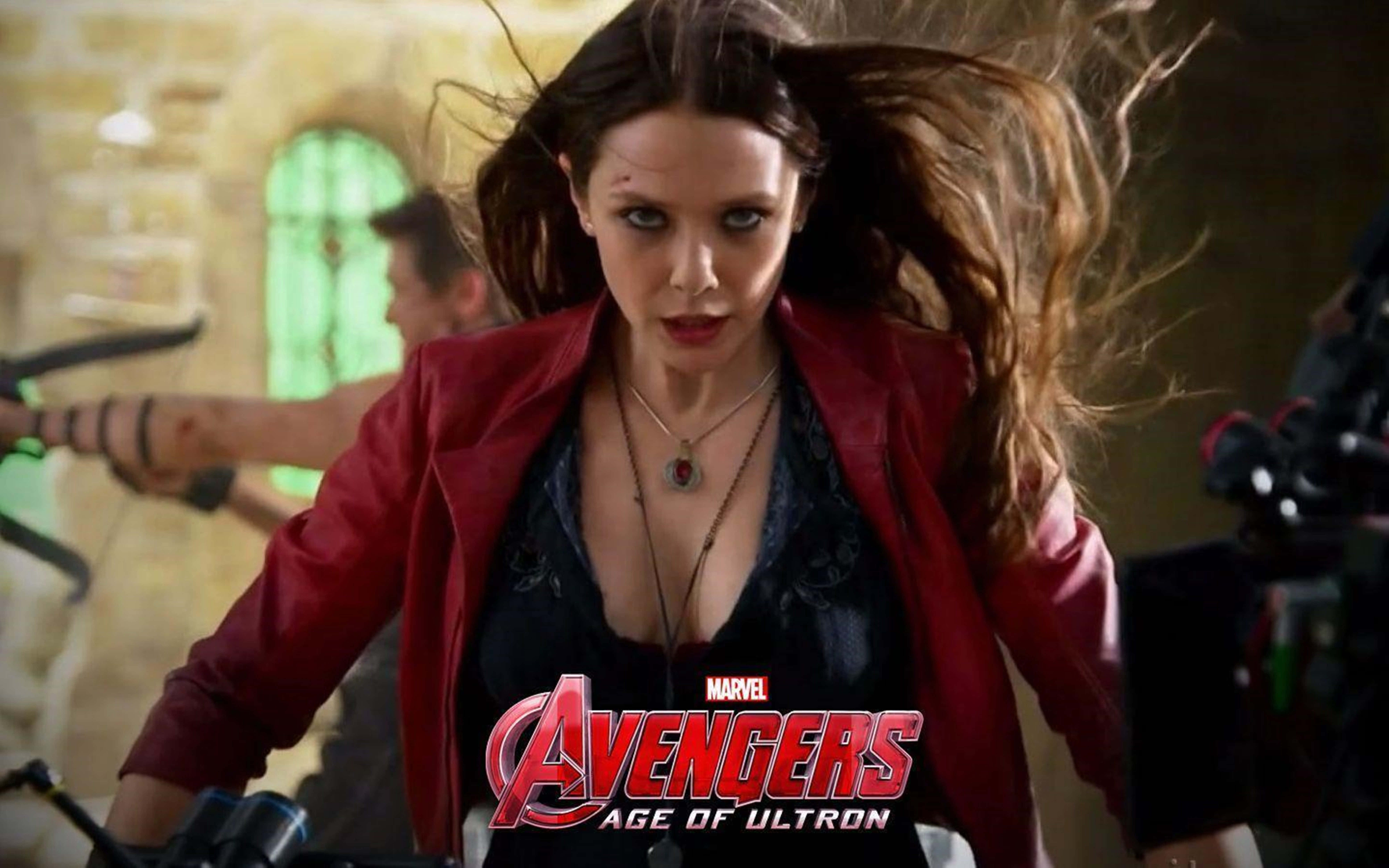 桌布 壁紙 — Wanda Maximoff 身穿紅色皮夾克，在《復仇者聯盟2：奧創紀元》的動作場景中，頭髮飛揚，眼神銳利地向前衝。