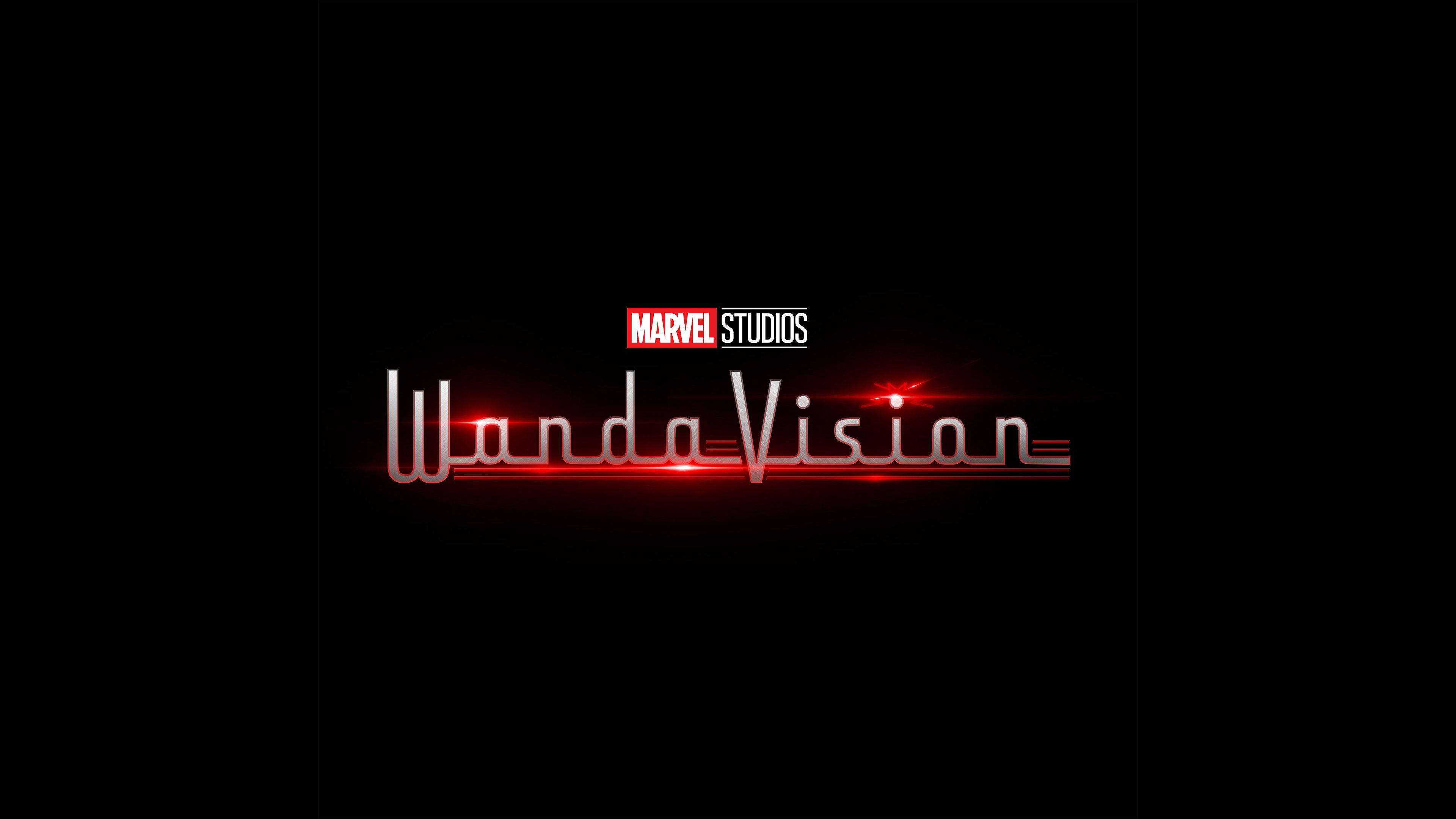 Wandavision 桌布 壁紙 — WandaVision 標題標誌在黑色背景上發出紅光，下方是Marvel Studios標誌。