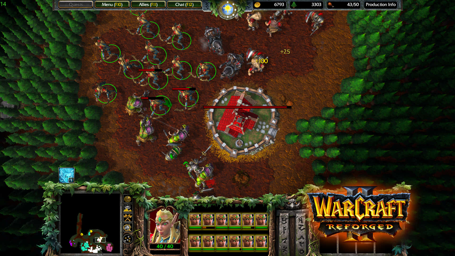 電玩遊戲 桌布 壁紙 — Warcraft Reforged 的俯視圖，顯示獸人部隊正在攻擊一座被森林包圍的紅頂建築。