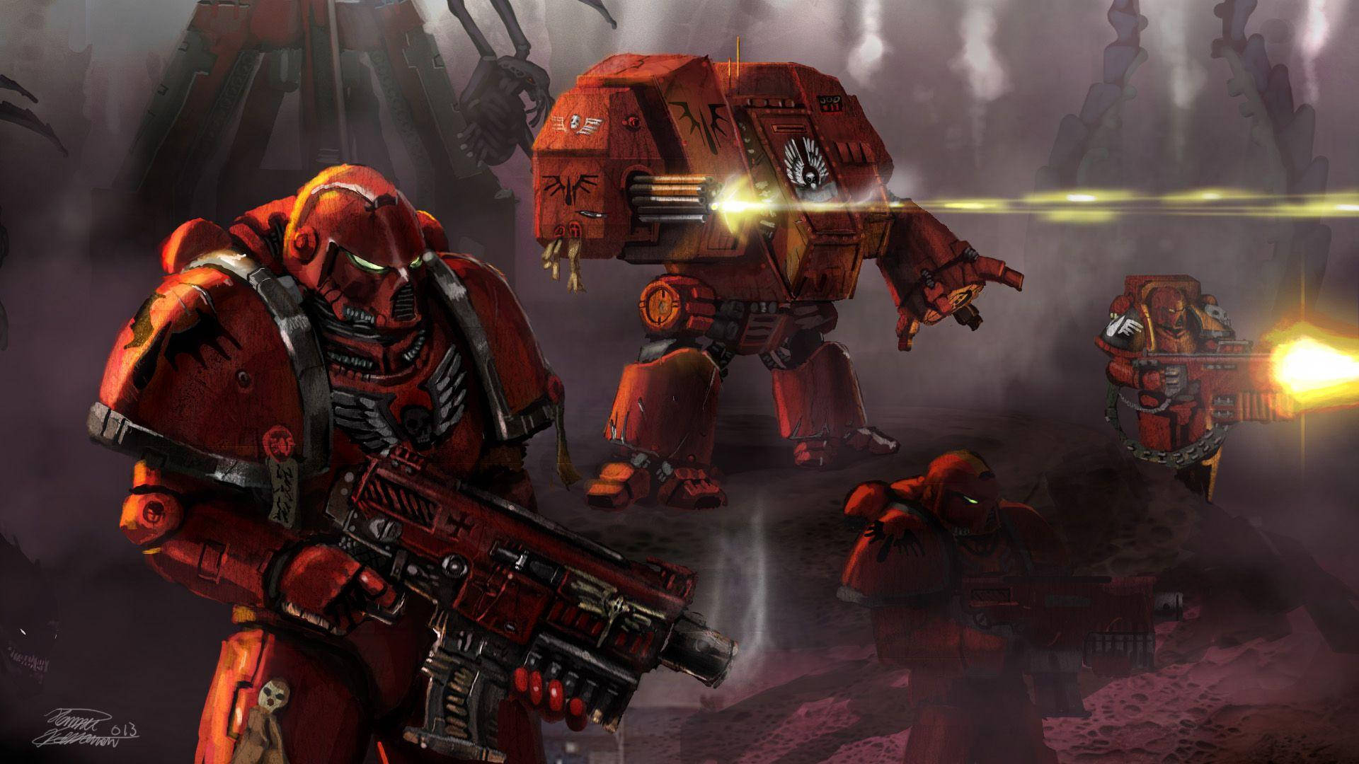 高清 桌布 壁紙 — Warhammer 40k 星際戰士穿著紅色動力盔甲，在昏暗燈光下煙霧瀰漫的戰場上發射重型武器。