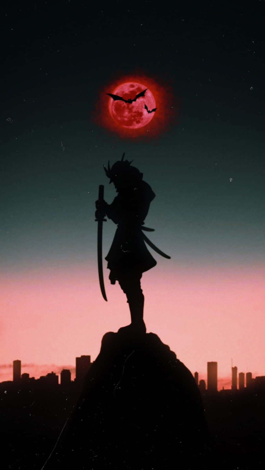 懸崖上的戰士剪影在紅月下舉劍，蝙蝠在黃昏的城市上空飛翔。 — 日式藝術 壁紙
