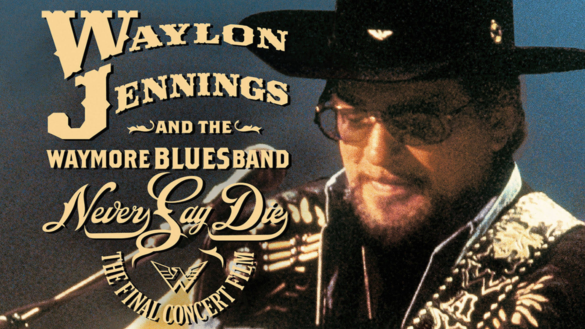 Film 桌布 壁紙 — Waylon Jennings 戴著黑色牛仔帽和眼鏡，在藍色背景上金色文字前微笑著拿著吉他。