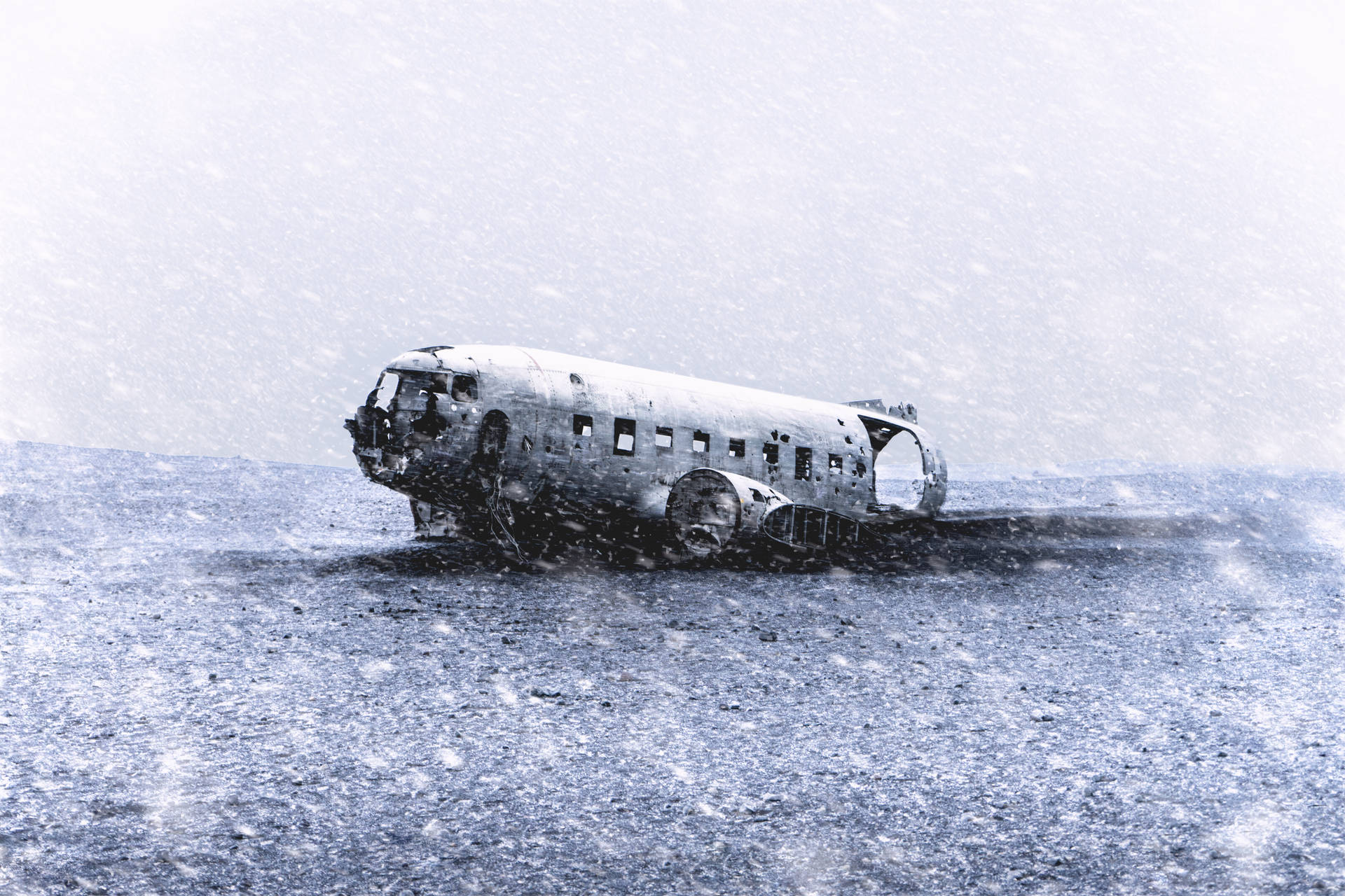 暴風雪中被雪掩埋的廢棄飛機機身。 — 酷 NBA 壁紙