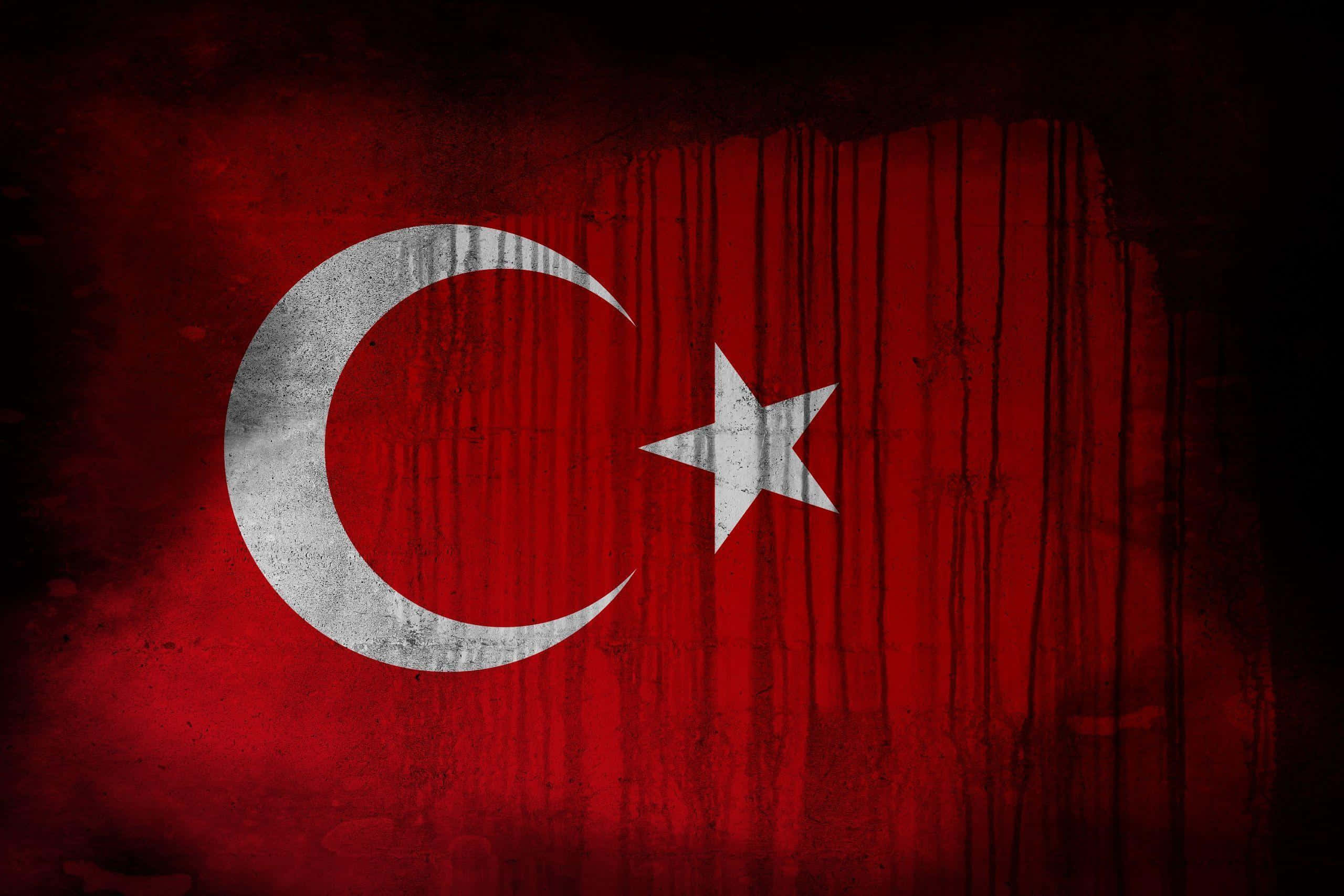 Turkish 桌布 壁紙 — 一面經風化的土耳其國旗，新月和星星繪於粗糙的紅色表面上，帶有深色條紋。