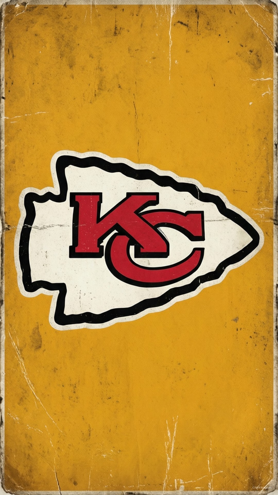Vintage Chiefs Logo 壁紙 — 一個風化的黃色標誌展示了一個大膽的紅白相間的堪薩斯城酋長隊箭頭標誌，帶有黑色輪廓。