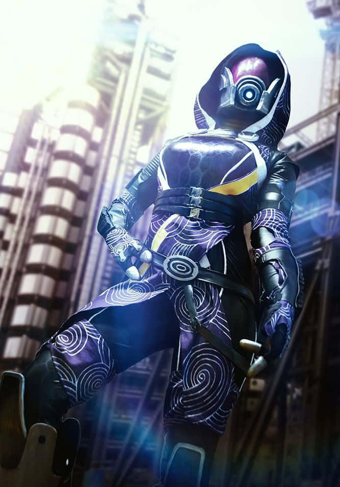 Mass Effect Legion 桌布 壁紙 — 一個未來風格的裝甲人物，擁有發光的眼睛和旋轉的紫色圖案，矗立在霓虹燈閃爍的城市景觀中。