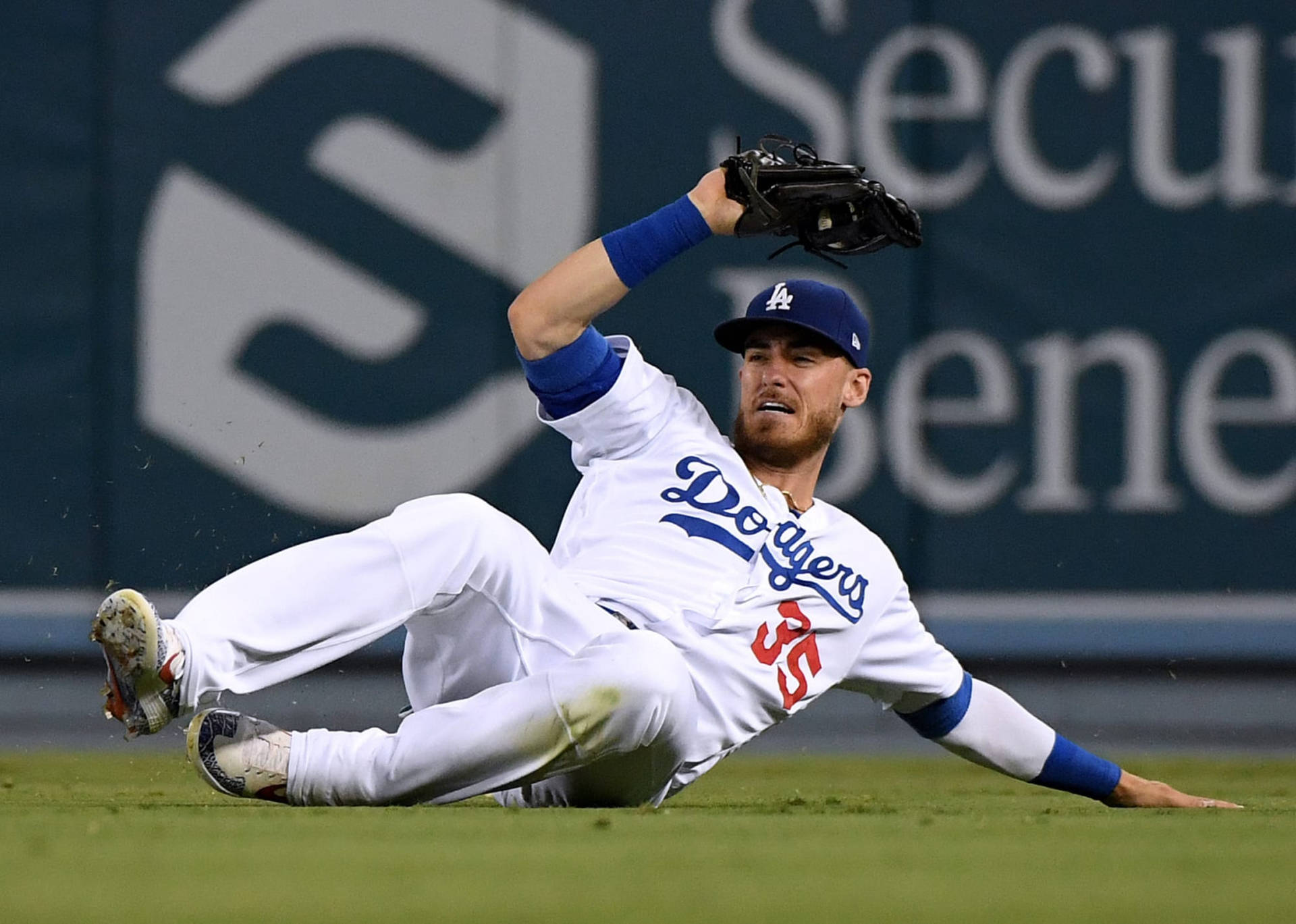 棒球選手在綠色草地上撲接球。 — MLB 壁紙