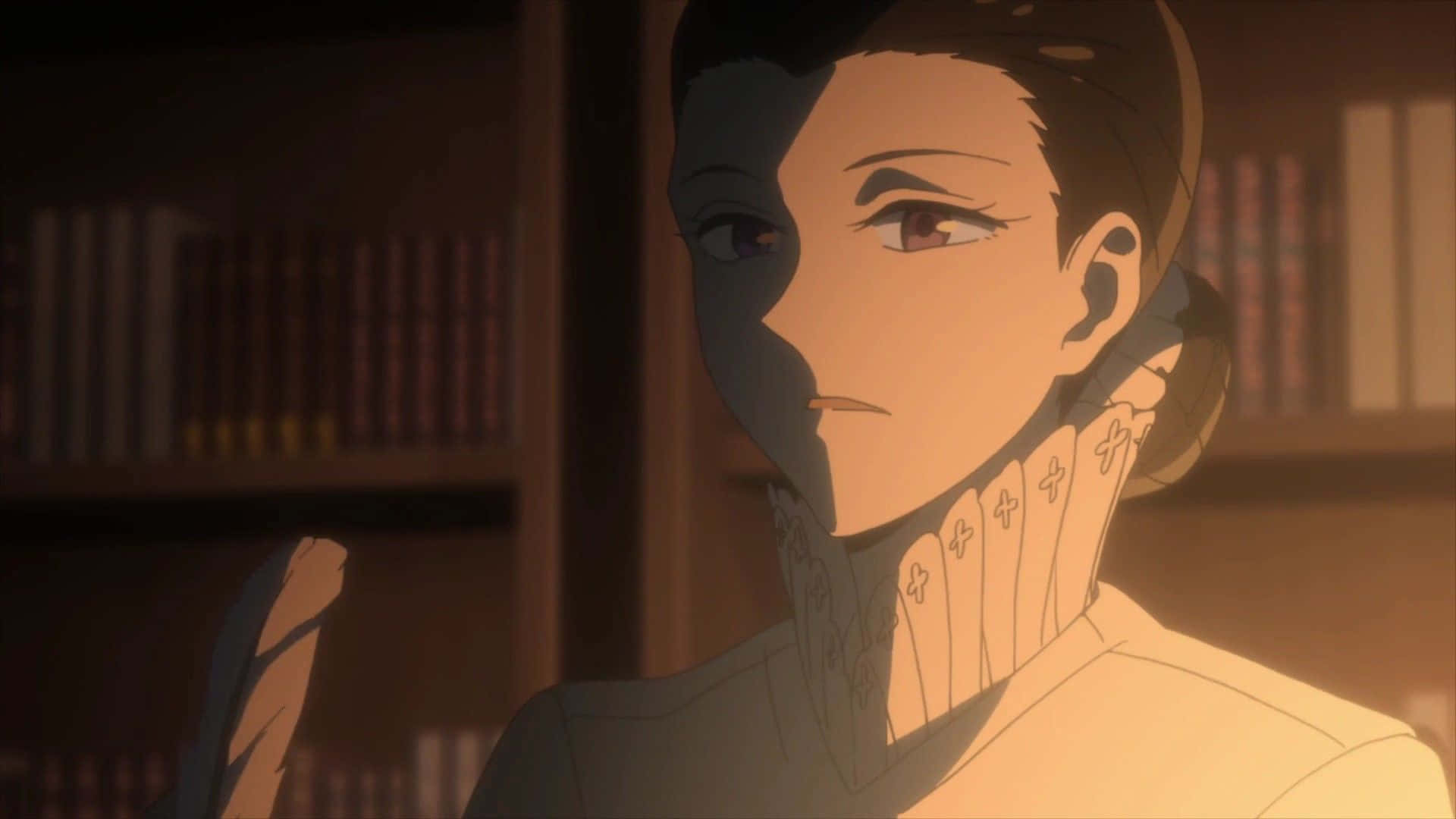 The Promised Neverland Isabella 桌布 壁紙 — 一位年輕的動漫女性，脖子上有十字標記，站在燈光溫暖的圖書館中，她的臉因戲劇性的燈光而半隱在陰影中。