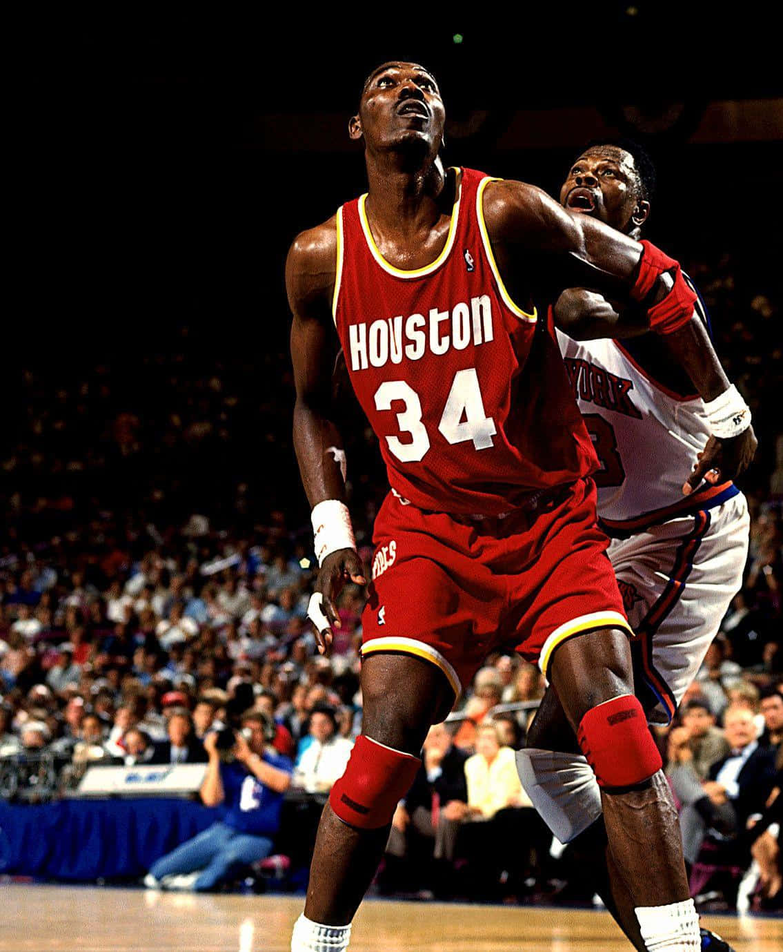 休士頓火箭34號球員在比賽中與防守者一起投籃。 — NBA 壁紙