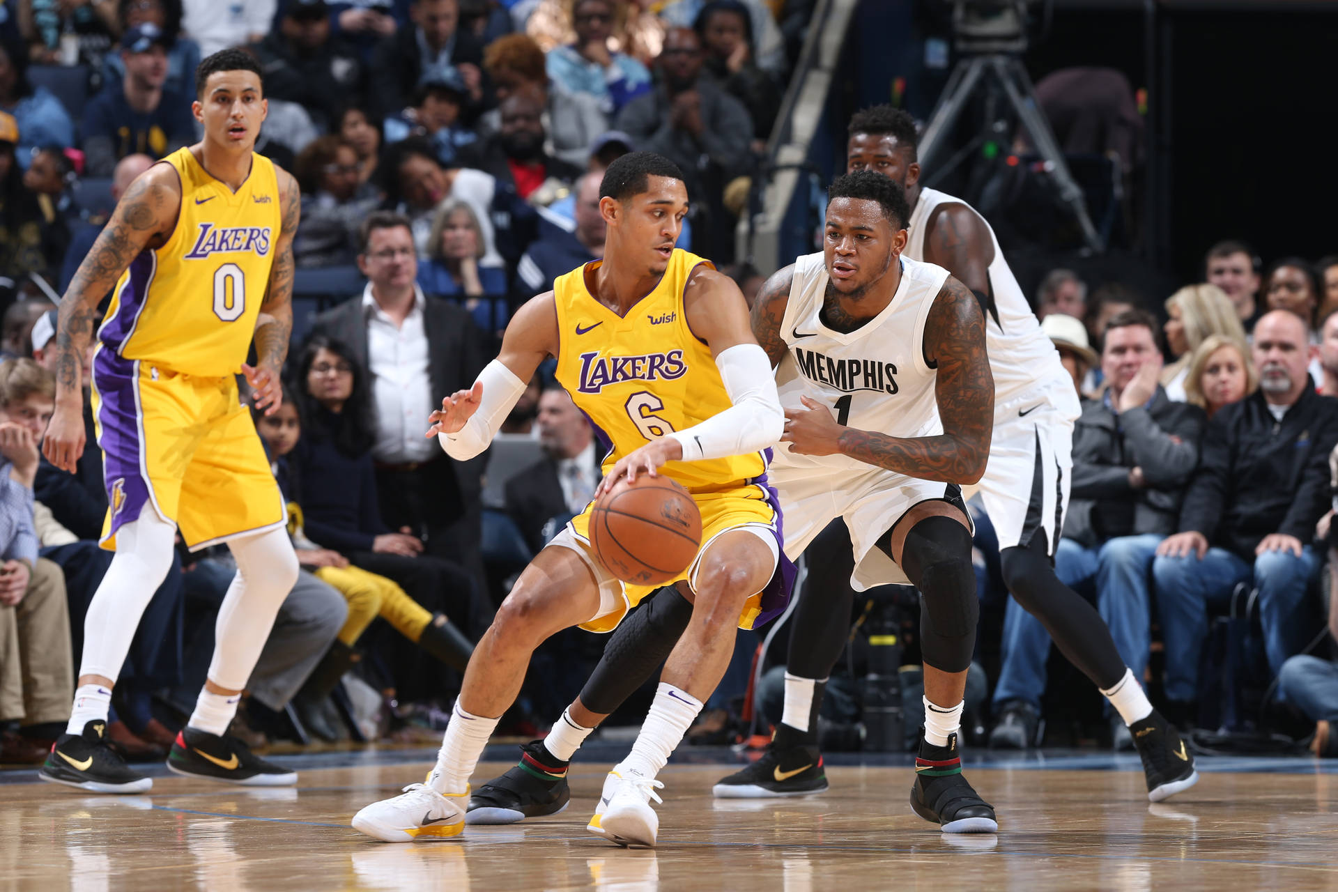 湖人球員在NBA比賽中運球對抗曼菲斯防守球員。