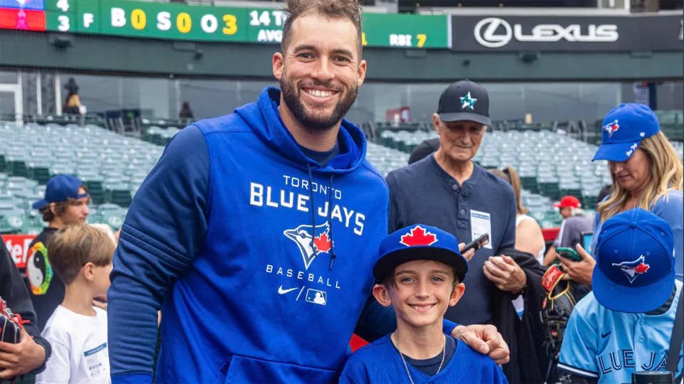 多倫多藍鳥隊球員與年輕球迷在棒球比賽中。 — MLB 壁紙