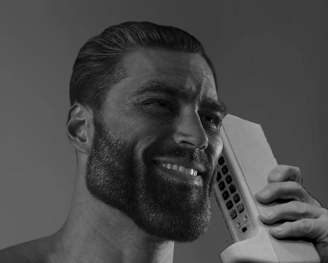 一位鬍鬚男微笑著將復古電話貼在耳邊。 — Meme 壁紙