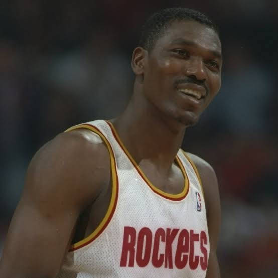休士頓火箭籃球運動員在比賽中微笑。 — NBA 壁紙