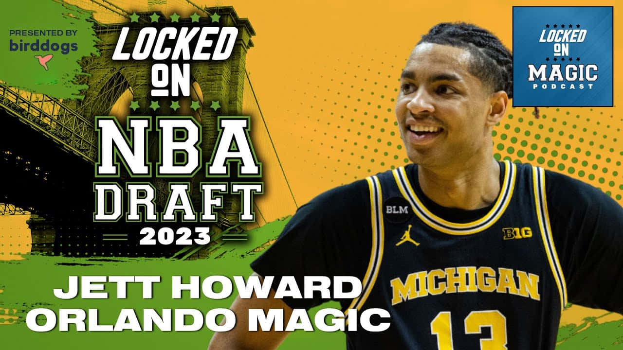 Jett Howard 桌布 壁紙 — 一名微笑的籃球運動員身穿密西根球衣，站在風格化的橋樑圖形前，粗體文字宣佈他被奧蘭多魔術隊選中2023年NBA選秀。