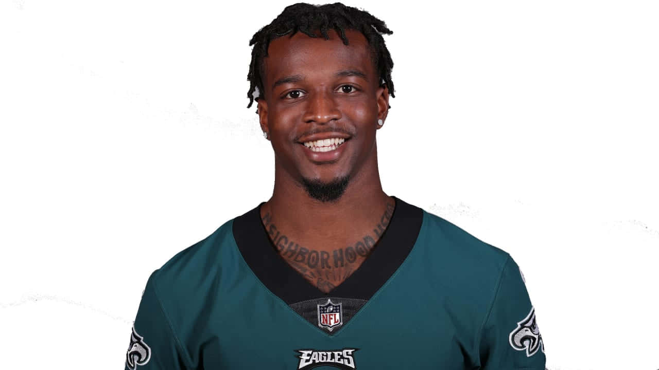  壁紙 — 一名微笑的美式足球員，身穿綠色Eagles球衣，頸部有明顯刺青，背景為純白色。