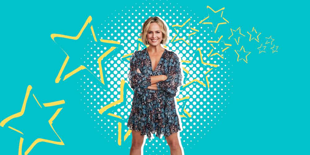 Melora Hardin 桌布 壁紙 — 一位微笑的女子穿著花卉連衣裙，自信地交叉雙臂，站在充滿活力的藍綠色背景前，背景上有黃色星星和白色半色調點。
