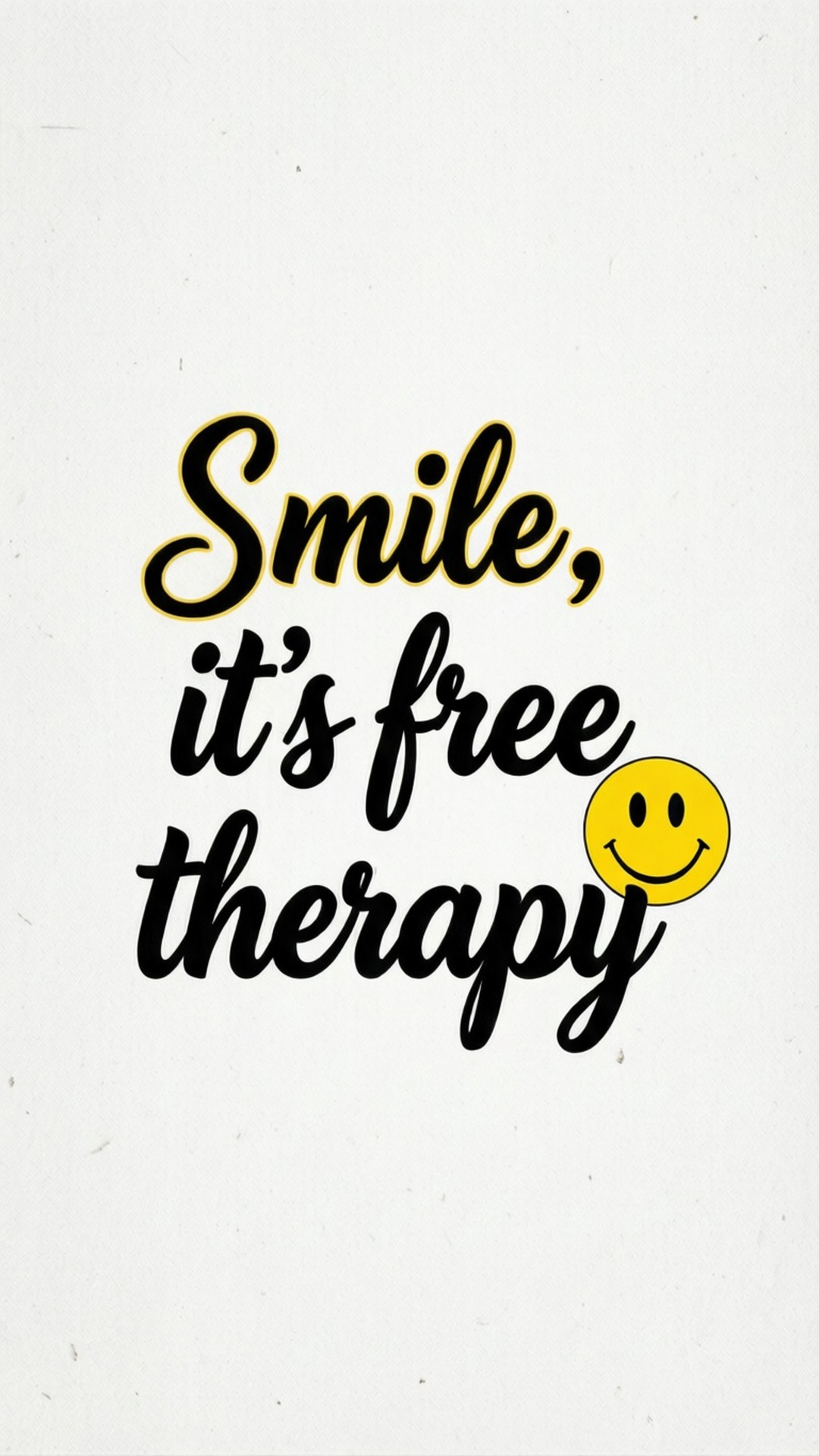 Smile Quote Therapy 壁紙 — 粗體黑色草書文字寫著「微笑是免費的治療」，旁邊有一個黃色笑臉在「治療」一詞旁，背景為有紋理的白色。