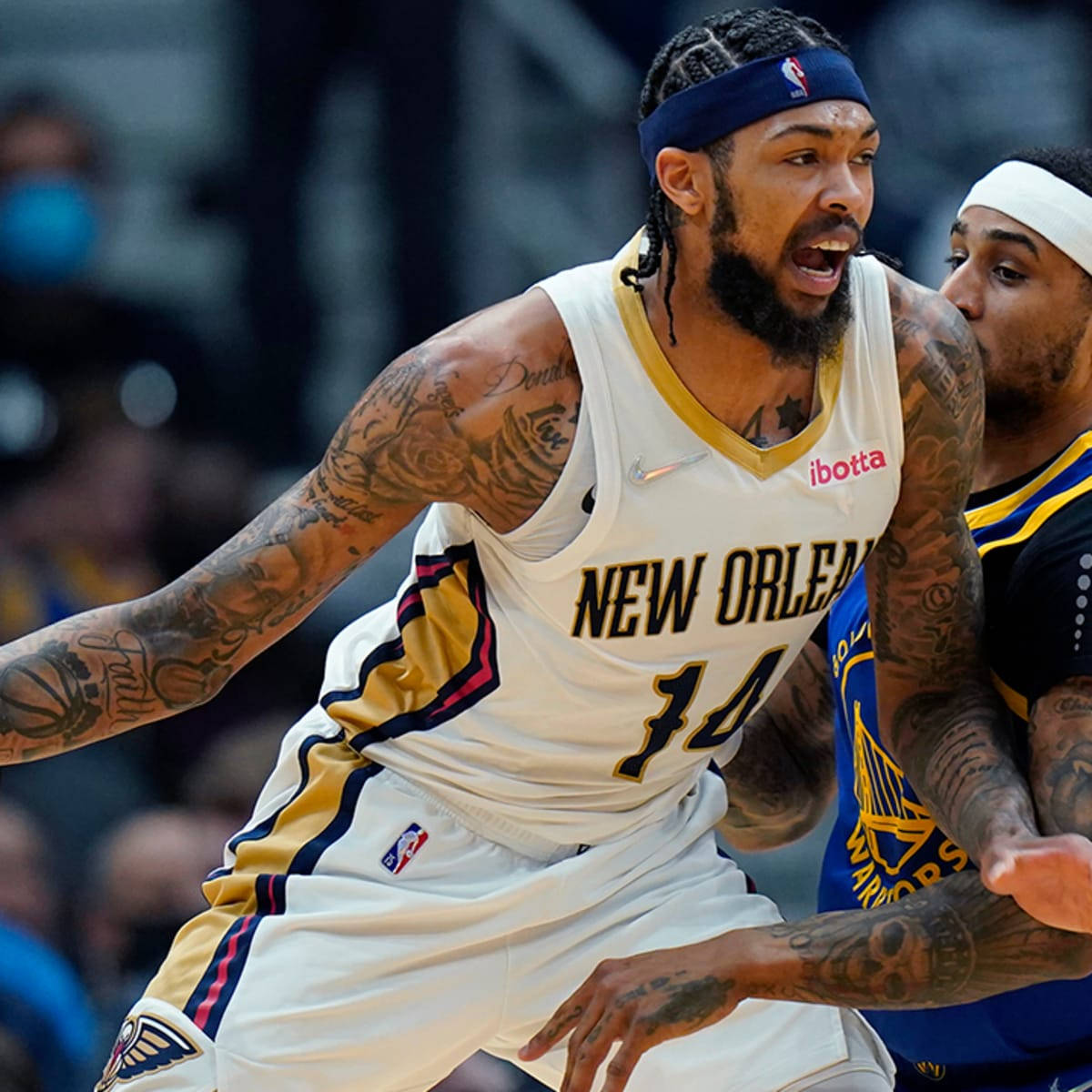 身穿白色球衣有刺青的籃球運動員在比賽中運球 — NBA 壁紙