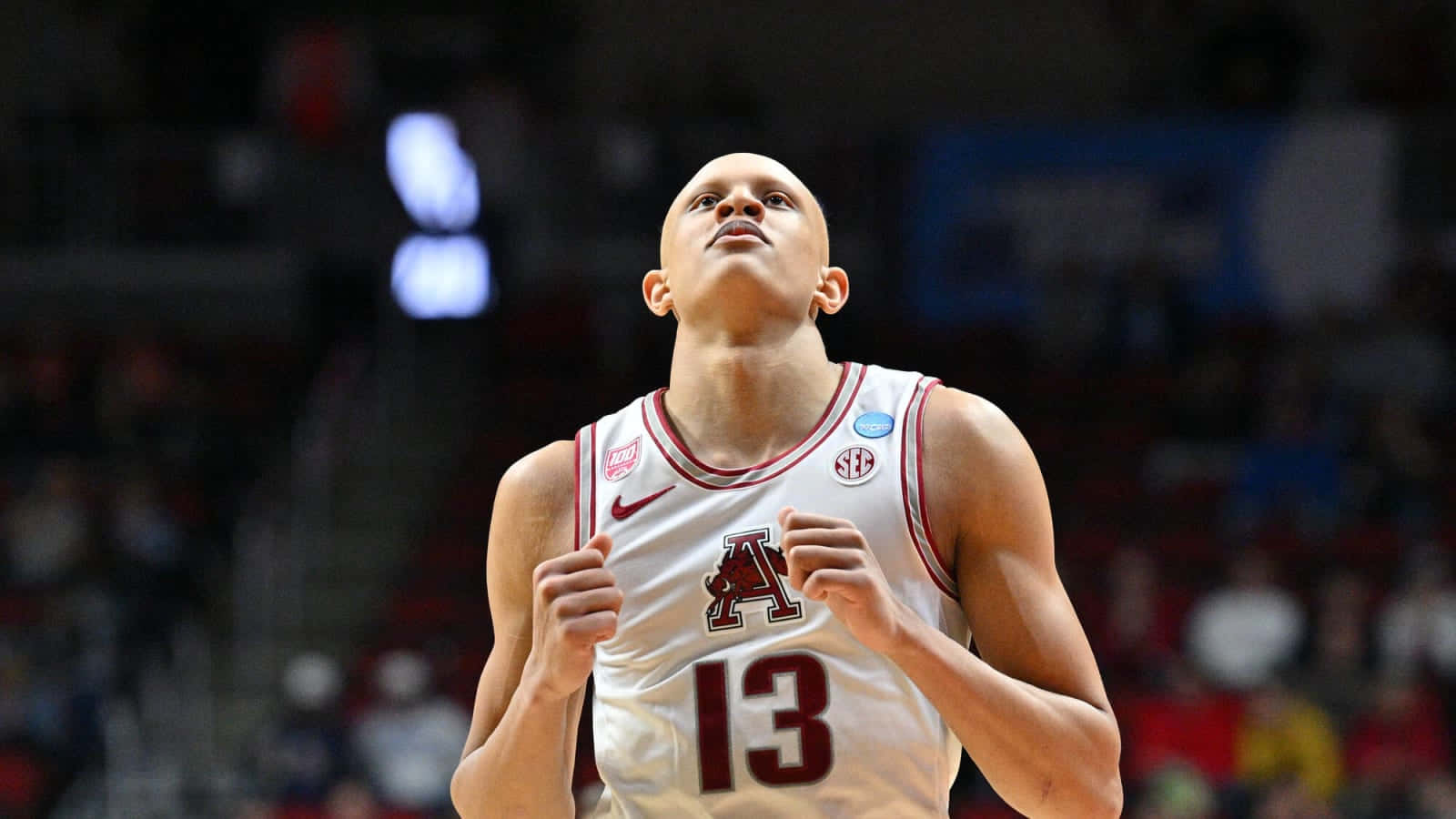 白色球衣號碼13的籃球運動員在比賽中向上看。 — NBA 壁紙