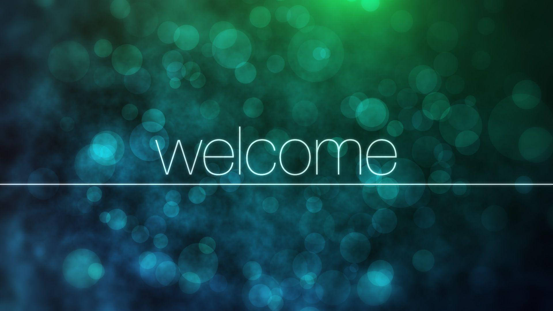 Welcome 桌布 壁紙 — 「welcome」一詞以纖細的白色字體在夢幻般的藍綠色和綠色散景背景中發光。