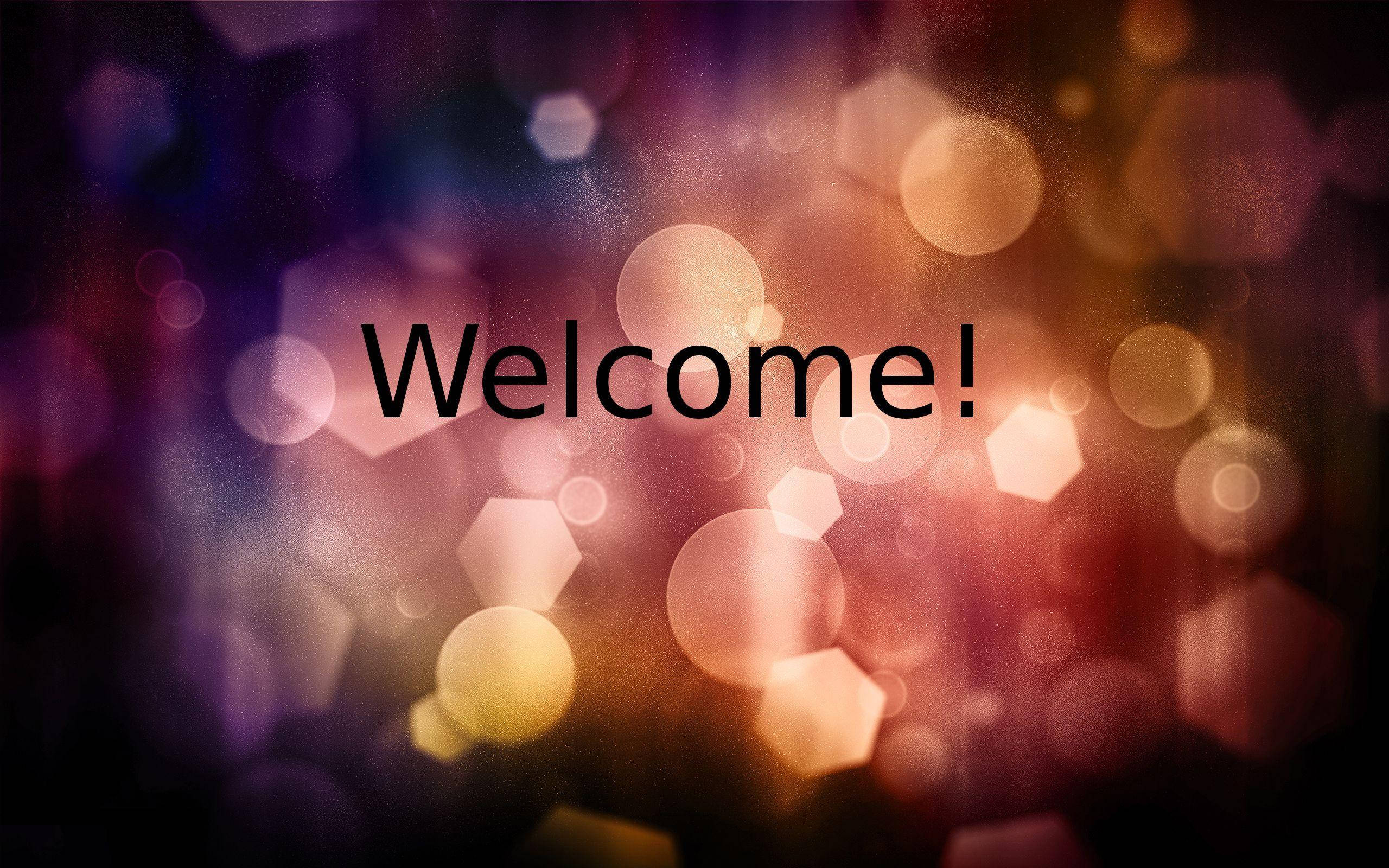 Welcome 桌布 壁紙 — 「welcome」一詞在溫暖金色和冷紫色六角形光球的鮮豔散景背景上發光。