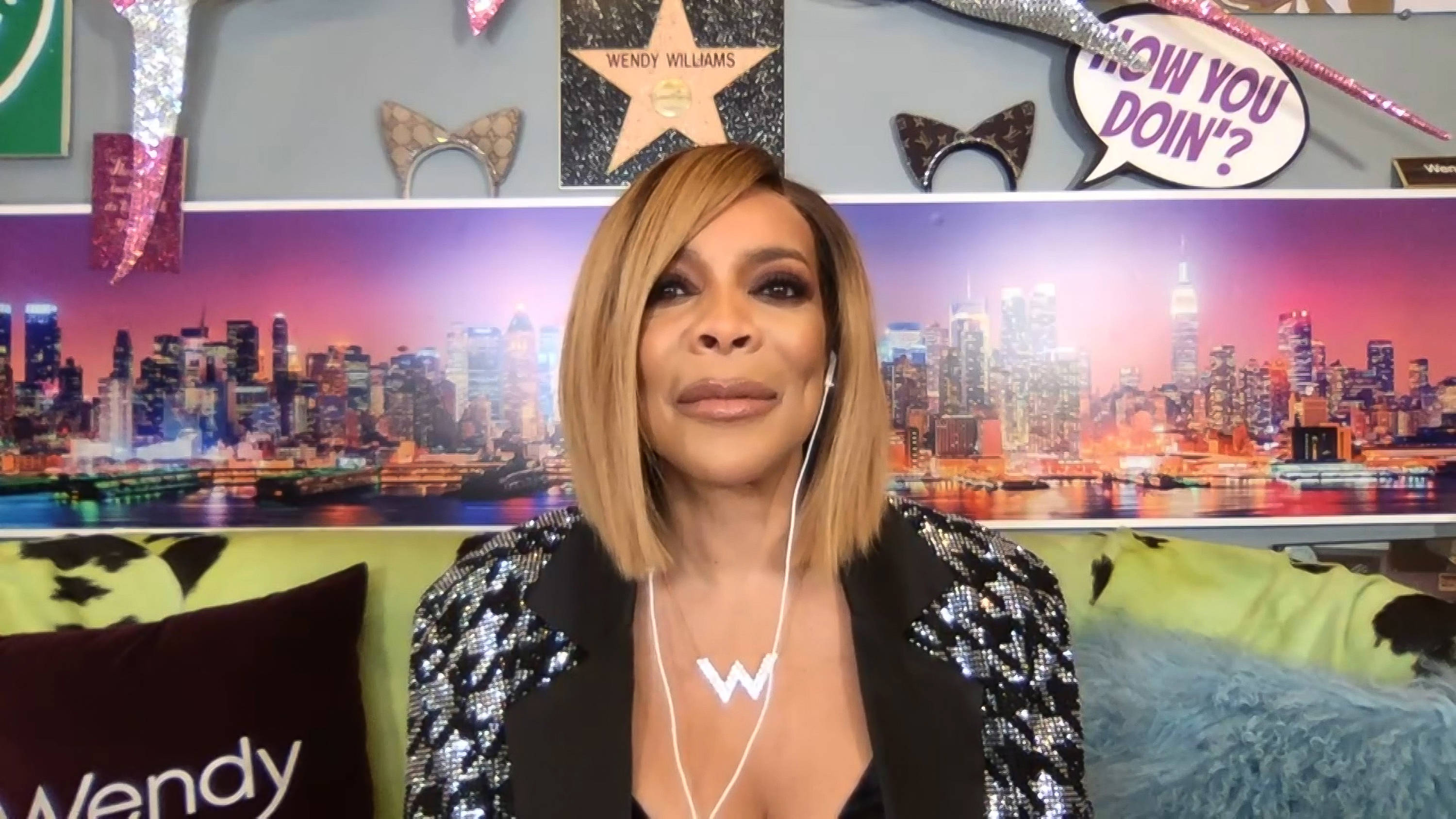 Celebrity 桌布 壁紙 — Wendy Williams 穿著閃亮西裝外套，在充滿活力的紐約天際線背景下微笑，搭配閃亮裝飾。