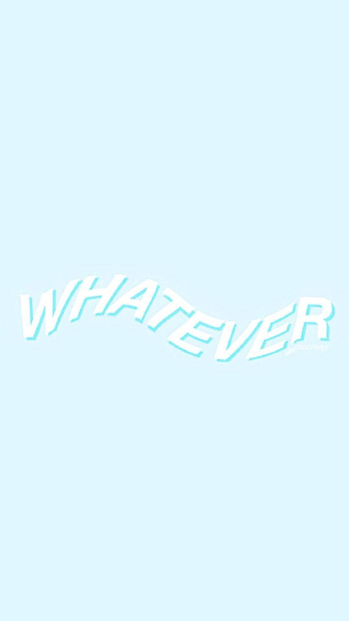 藍色美學 桌布 壁紙 — 「whatever」一詞以粗體白色字母柔和地彎曲在柔和的粉藍色背景上。