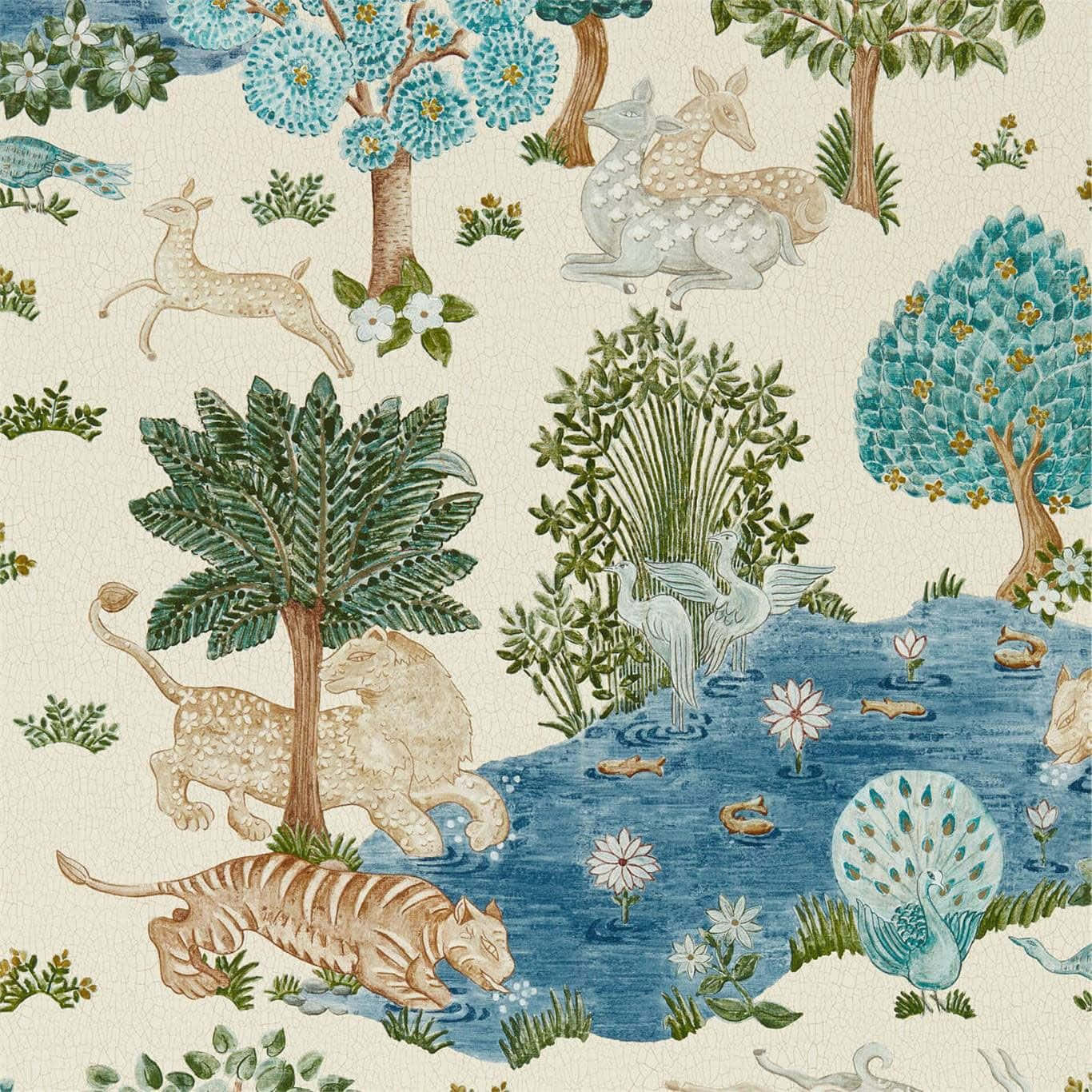  壁紙 — 一幅異想天開的插圖風格壁紙，描繪鹿、獅子、老虎和孔雀在茂密森林中，配以藍色水和花卉圖案。