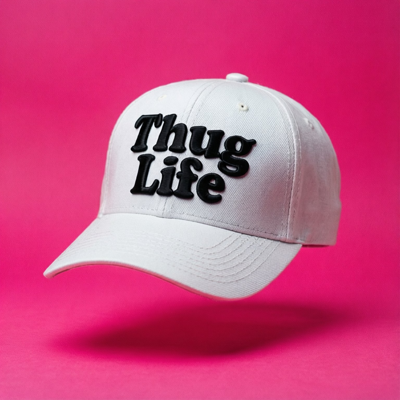 霓虹粉帽漂浮 壁紙 — 一頂白色棒球帽，帶有粗體黑色 'Thug Life' 文字，漂浮在鮮豔的粉紅色背景上。