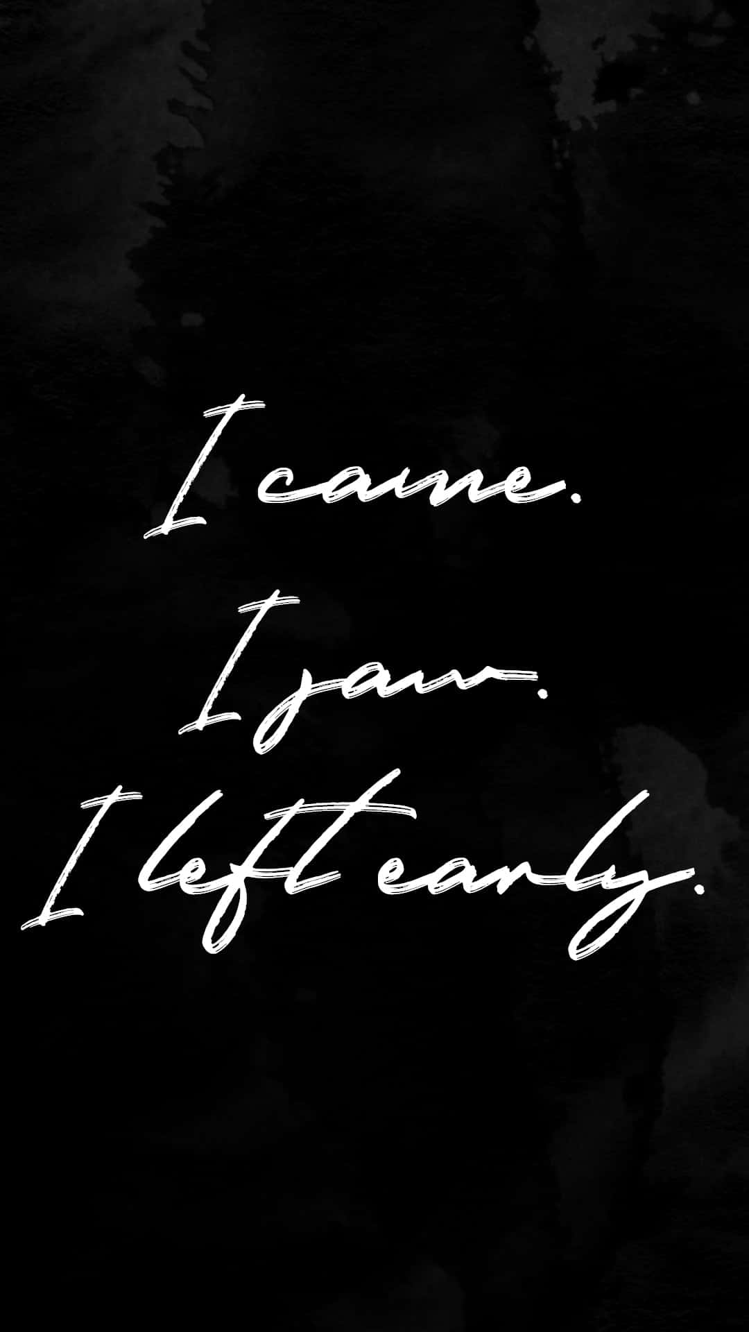 Motivational Quotes Black 桌布 壁紙 — 白色草書文字寫著「我來了，我看到了，我早走了」，背景為深色紋理。