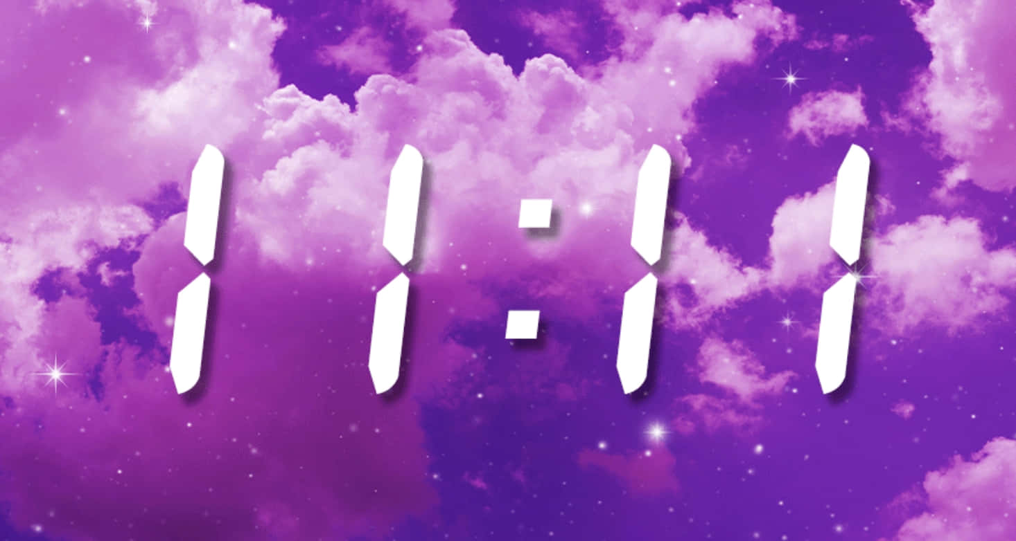  壁紙 — 顯示11:11的白色數字時鐘漂浮在夢幻般的紫色天空中，天空佈滿蓬鬆的雲朵和閃爍的星星。