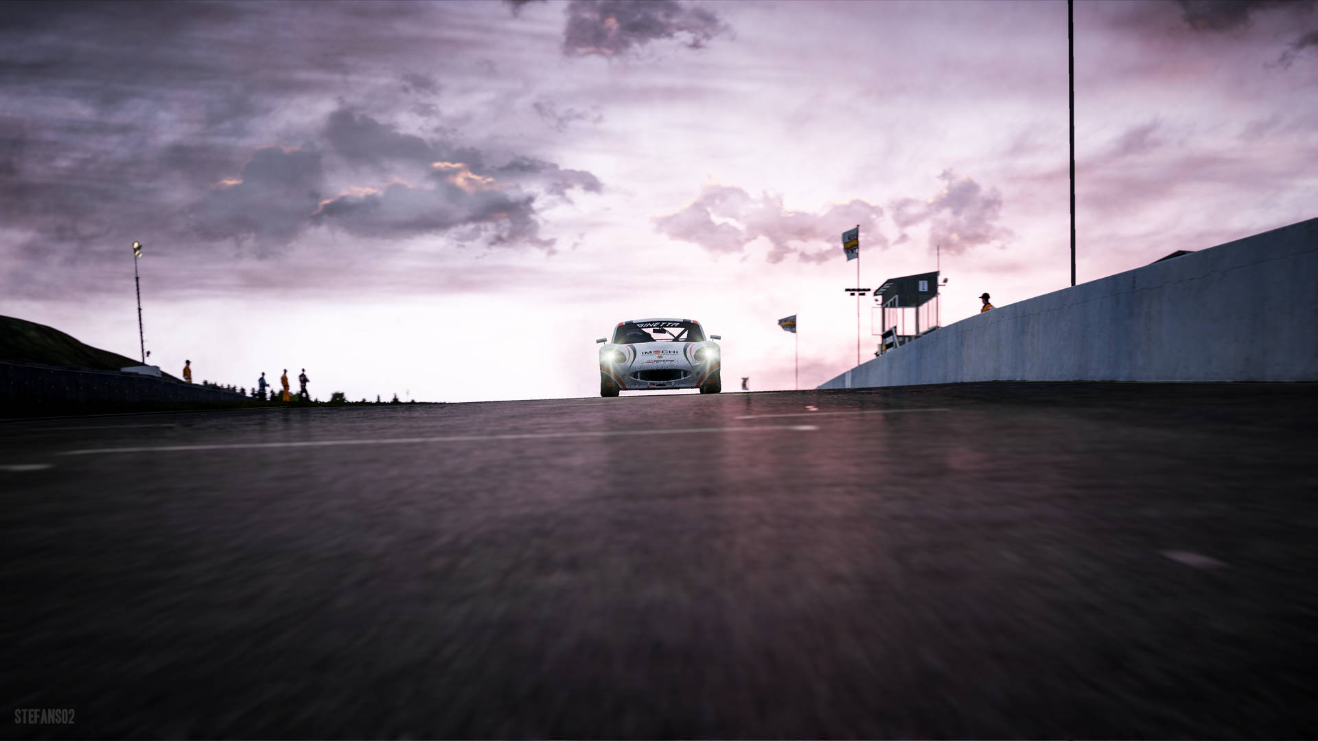 白色賽車在暮色中於潮濕賽道上疾馳，遠處有觀眾。 — Project Cars 2 壁紙