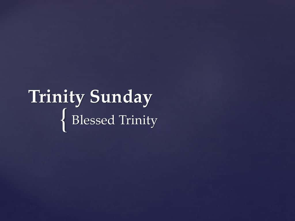  壁紙 — 白色襯線文字在紋理深藍色背景上顯示 Trinity Sunday 和 Blessed Trinity。