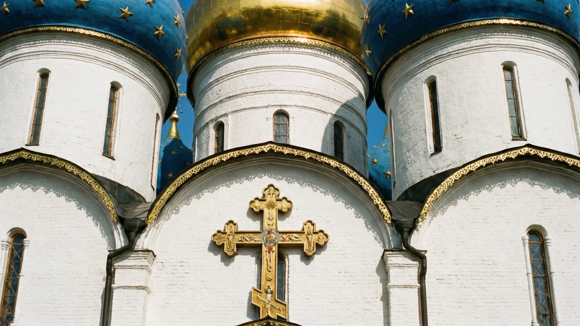 Church of the Savior 壁紙 — 白色石教堂，金色十字架，藍色圓頂飾有星星，在晴朗的天空下。