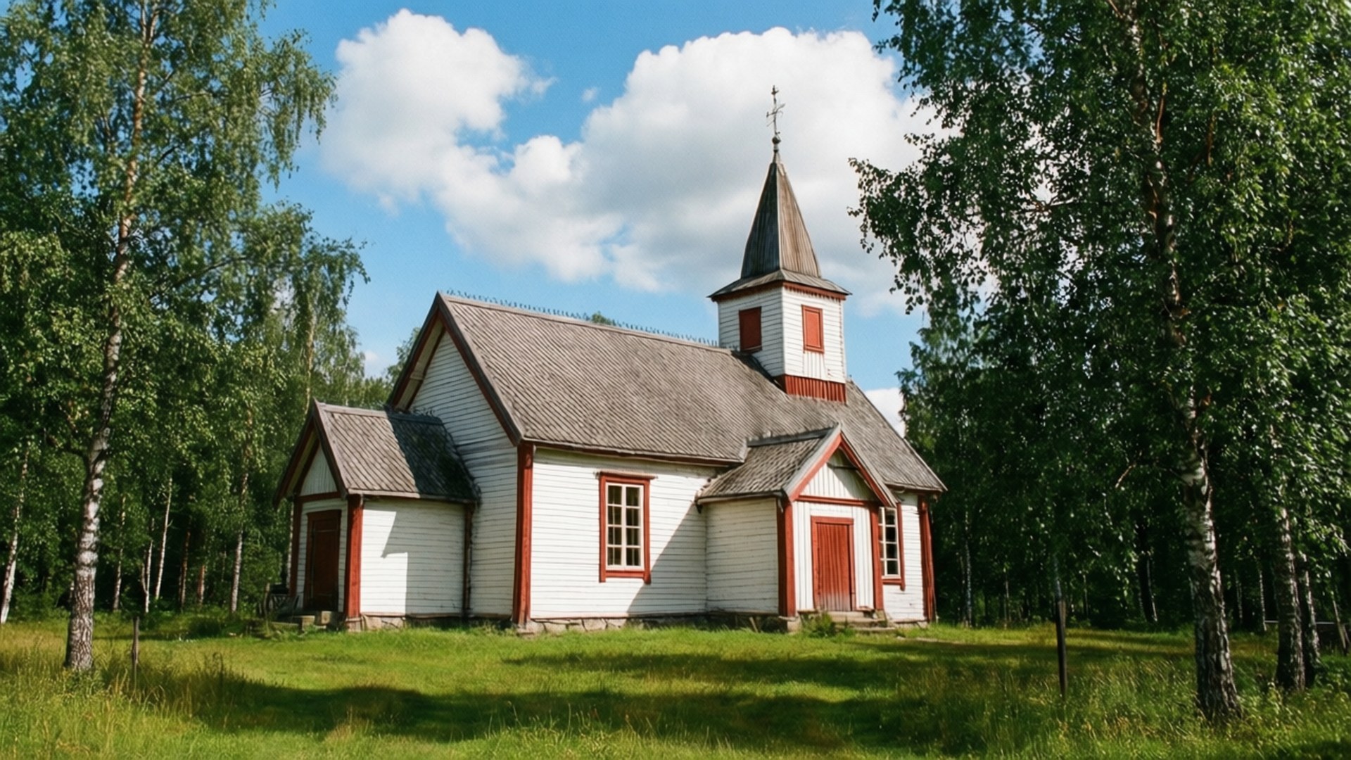 Finnish Countryside Church 壁紙 — 一座白色木造教堂，帶有紅色飾邊和灰色木瓦尖頂，矗立在陽光明媚的草地上，周圍是高高的樺樹，藍天白雲。