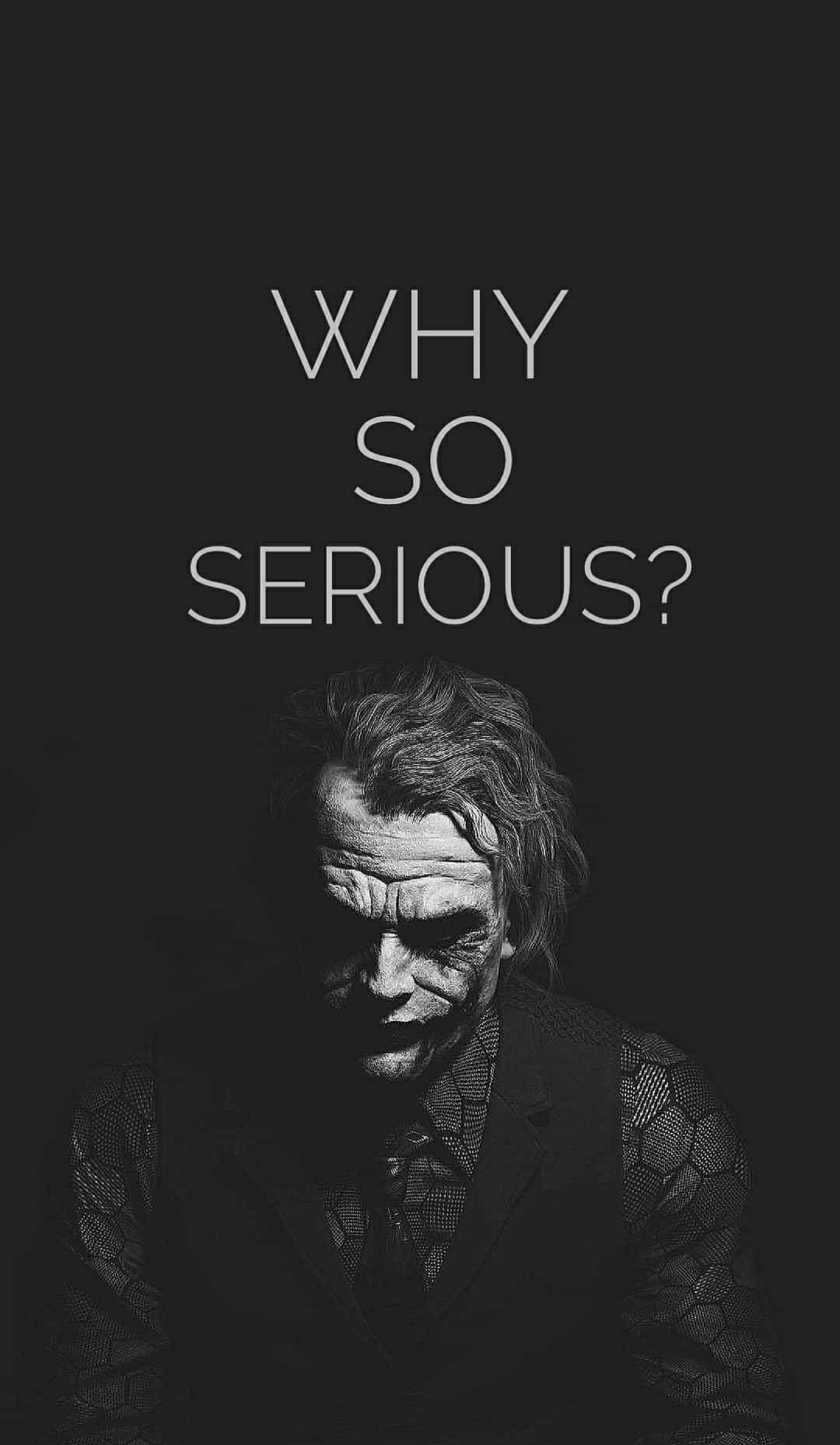 小丑在深色單色肖像中，帶有「WHY SO SERIOUS?」文字。 — 小丑 壁紙