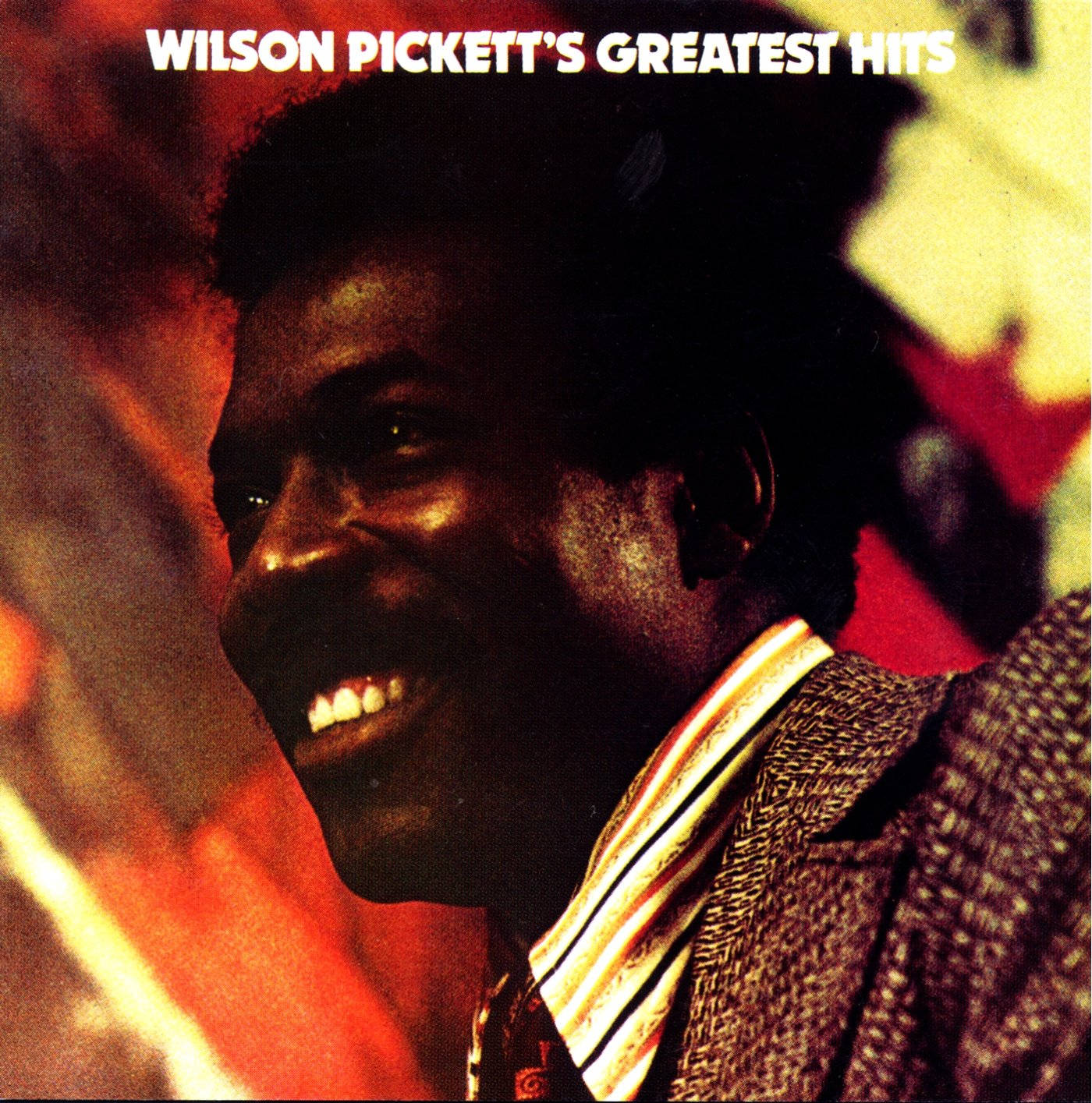 音樂 桌布 壁紙 — Wilson Pickett 在熾熱的橙紅色抽象背景前溫暖微笑的鮮明特寫。