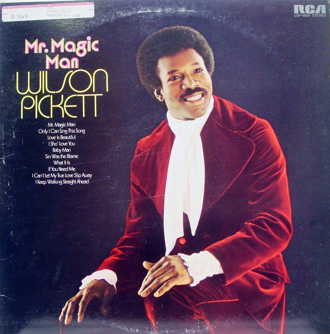 音樂 桌布 壁紙 — Wilson Pickett 穿著紅色天鵝絨西裝，在深色背景上微笑，出現在他的《Mr. Magic Man》專輯封面。