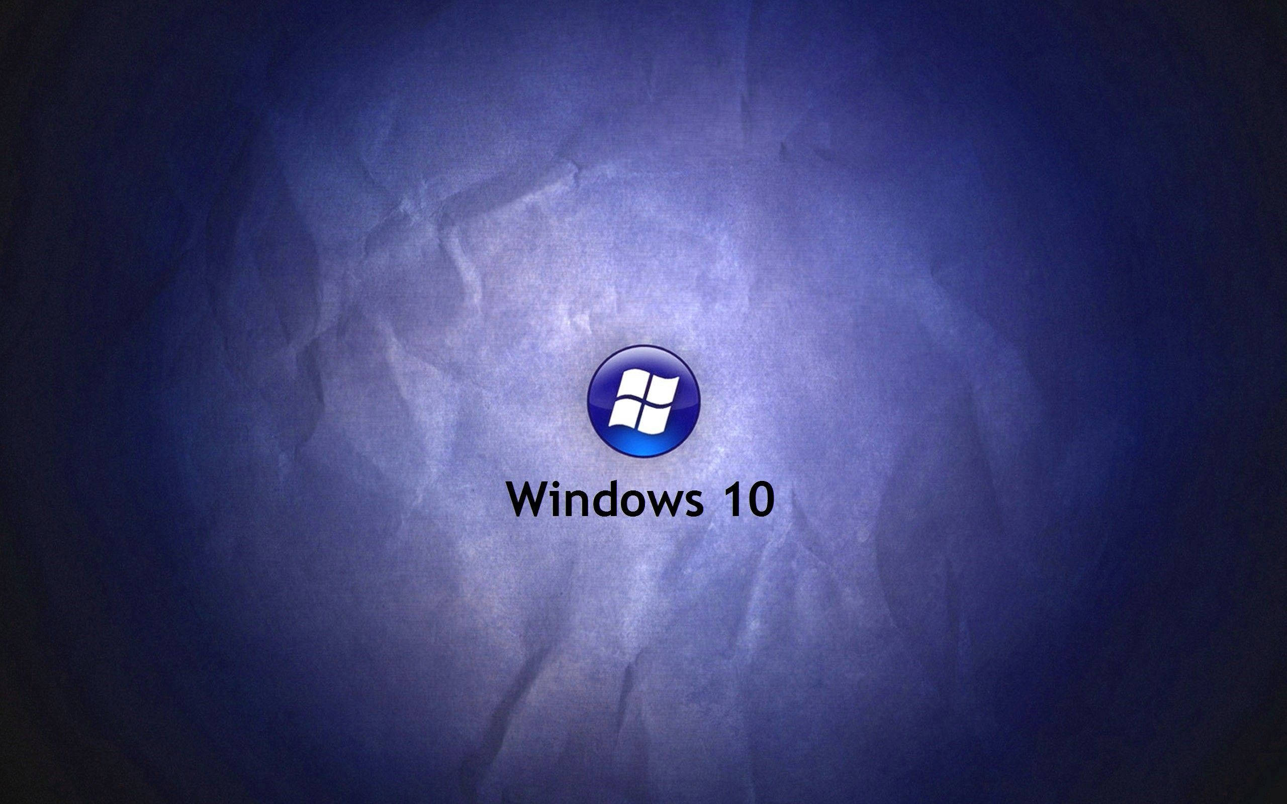 Windows 10 高畫質 桌布 壁紙 — Windows 10 標誌居中於帶紋理的藍色背景上，具有柔和照明和漸變效果。