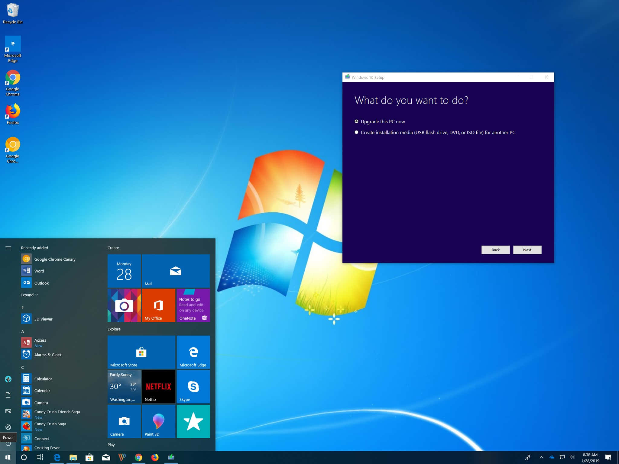 Windows 7 桌布 壁紙 — Windows 10 設定畫面，帶有彩色視窗標誌，位於藍色漸層桌面，顯示升級選項。