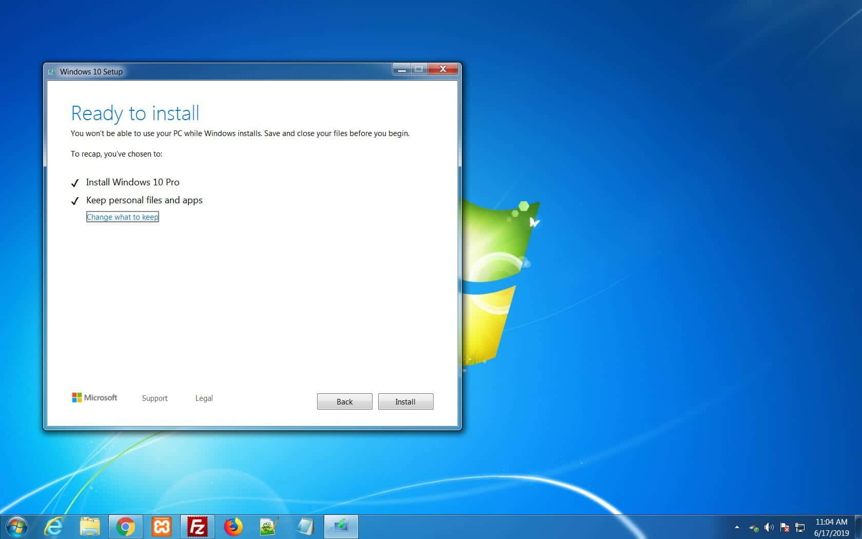 Windows 7 桌布 壁紙 — Windows 10 設定視窗準備好安裝 Pro 版本，並在藍色抽象桌面背景上保留個人檔案。