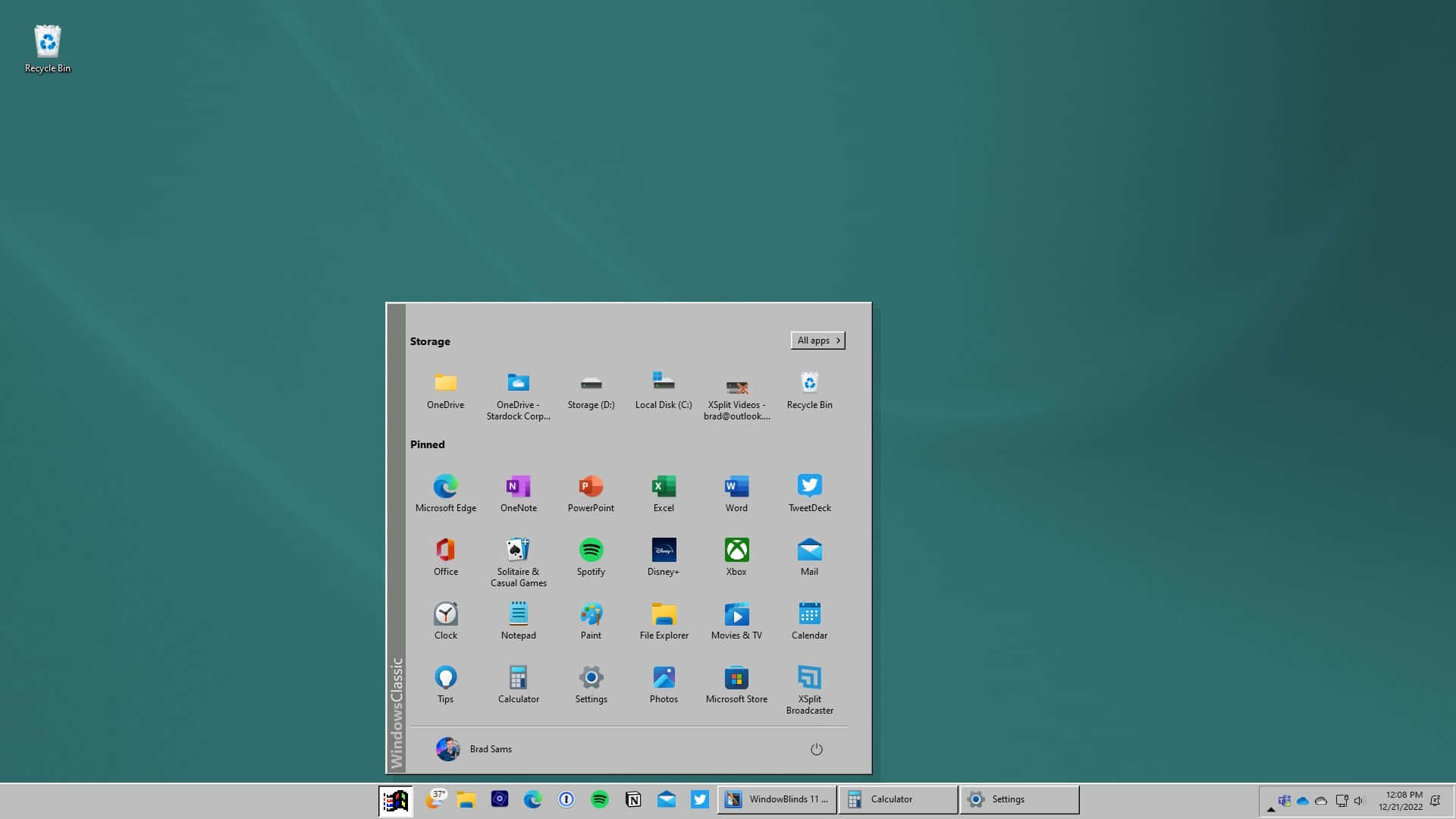 Windows 95 動態圖 桌布 壁紙 — Windows 11 桌面，帶有青綠色漸層桌布和開啟的儲存應用程式，顯示已釘選的 Microsoft 應用程式。